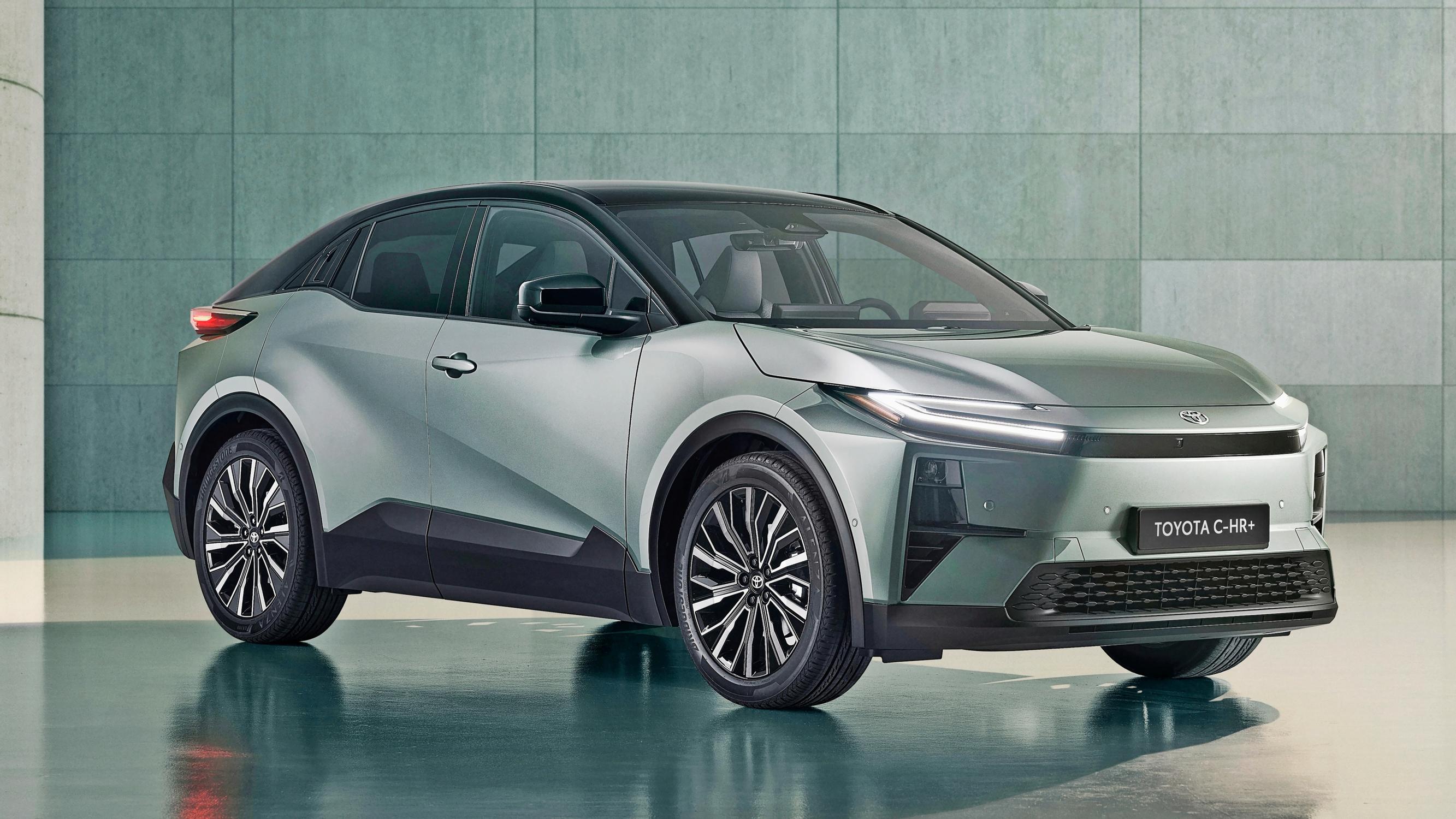 Uusi Toyota C-HR+ todistaa, että nyt Toyota tulee tosissaan sähköautojen markkinoille – ja panokset kovenevat 