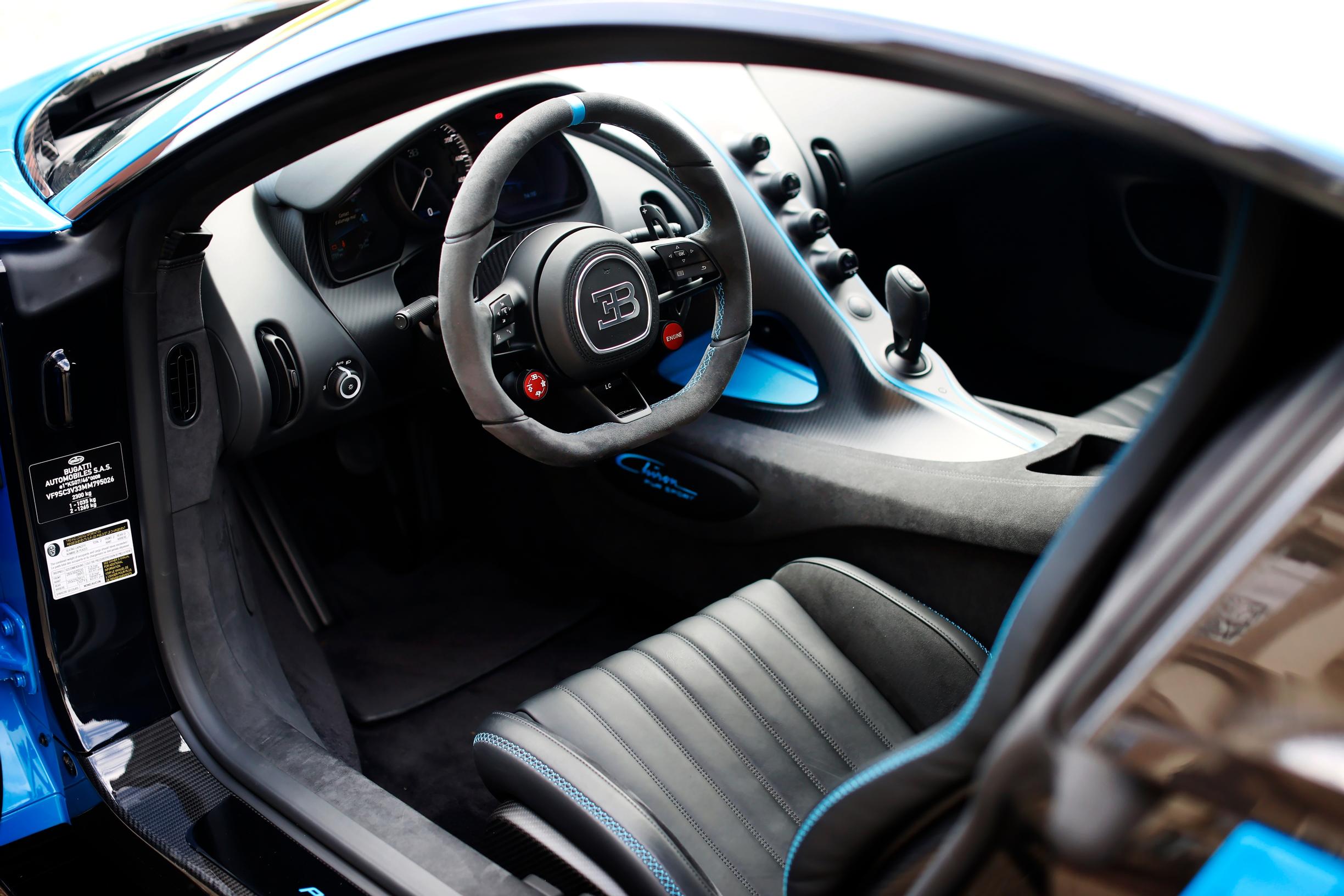 Bugatti Chiron Pur Sportin ohjaamon hallitsevat materiaalit ovat hiilikuitu ja alcantara.