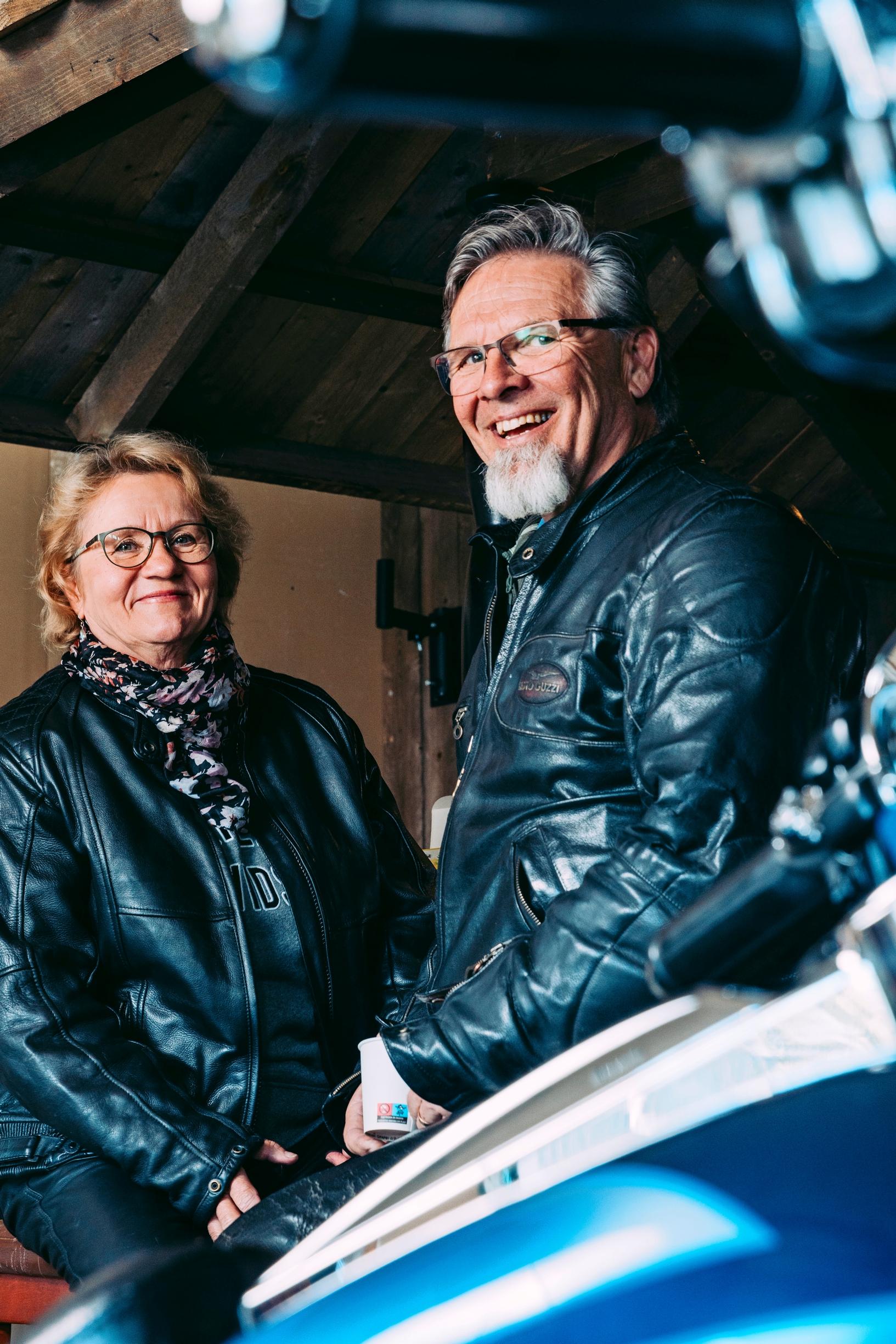 Miten rakkaus toimii kypsässä iässä? Liisa Salmenperä ja Jorma Laaksonen päättivät heti suhteensa alussa, että moottoripyöristä he eivät luovu.