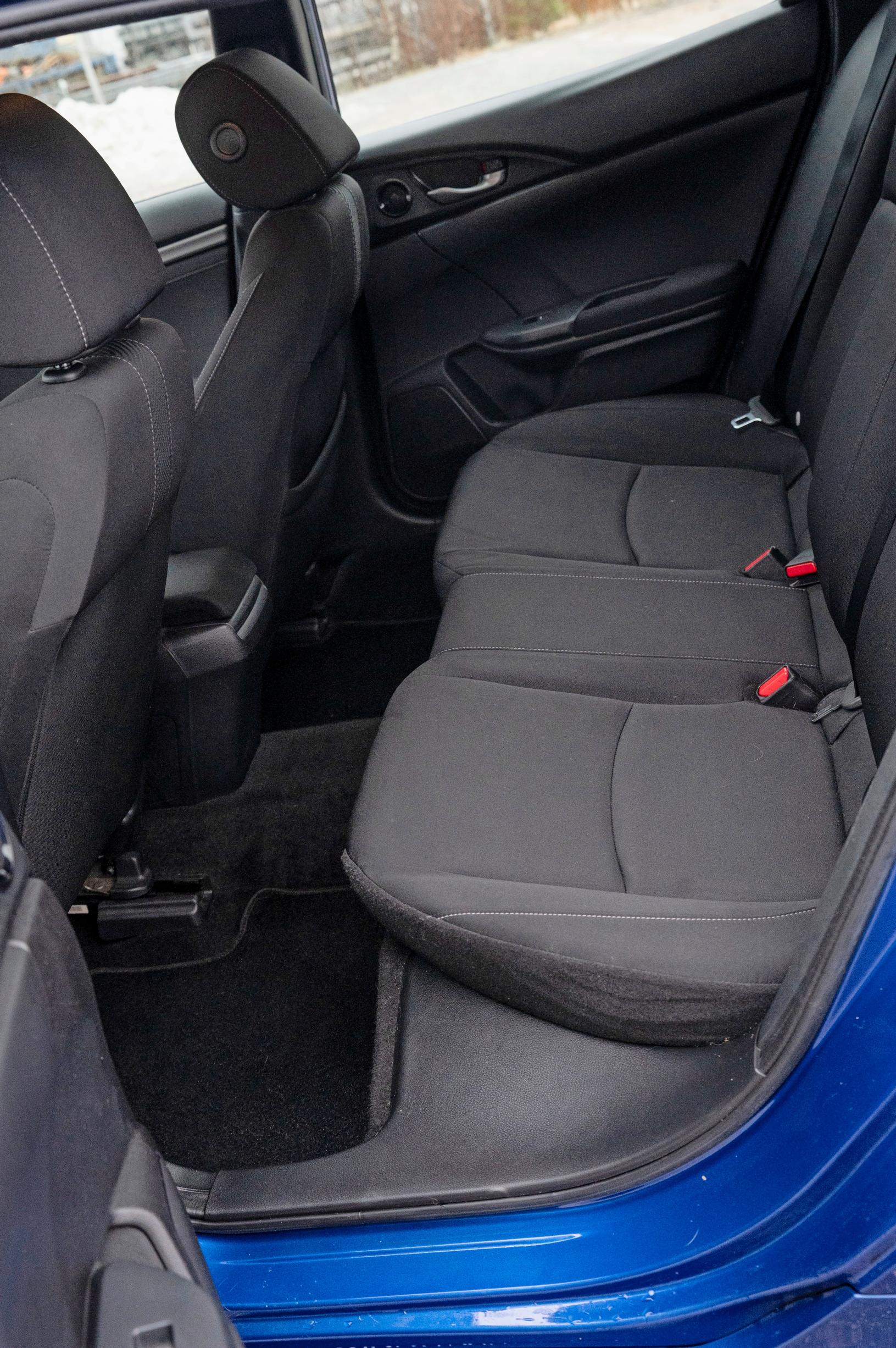 Käytetyn Honda Civicin takaistuimella on jopa yllättävän väljää.