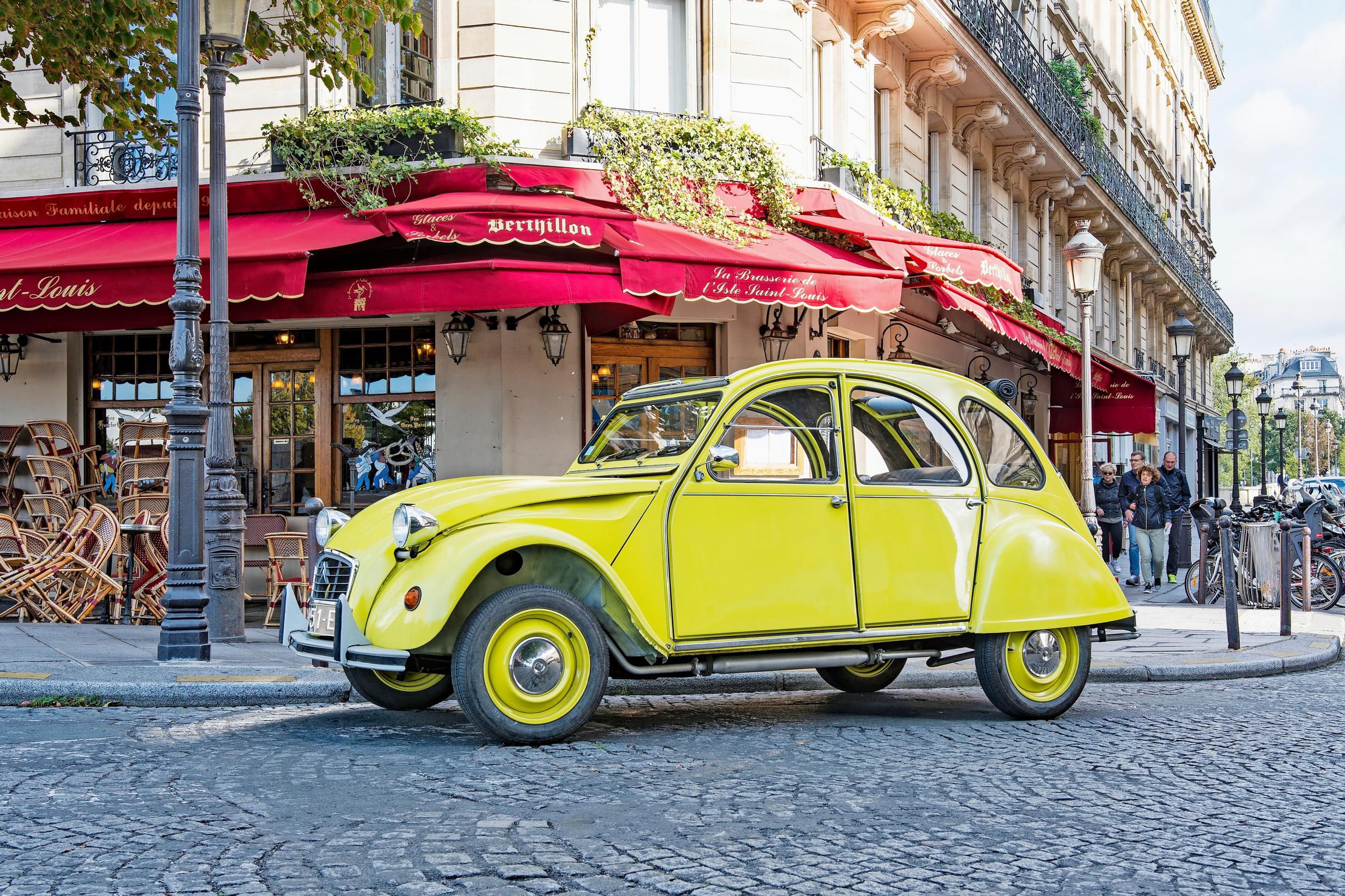 Citroën 2CV | Kukkahattuiset tädit ja muut piipertäjät ajavat Rättärillä – eikö niin? Ehkä kuuluisin ranskalainen auto.