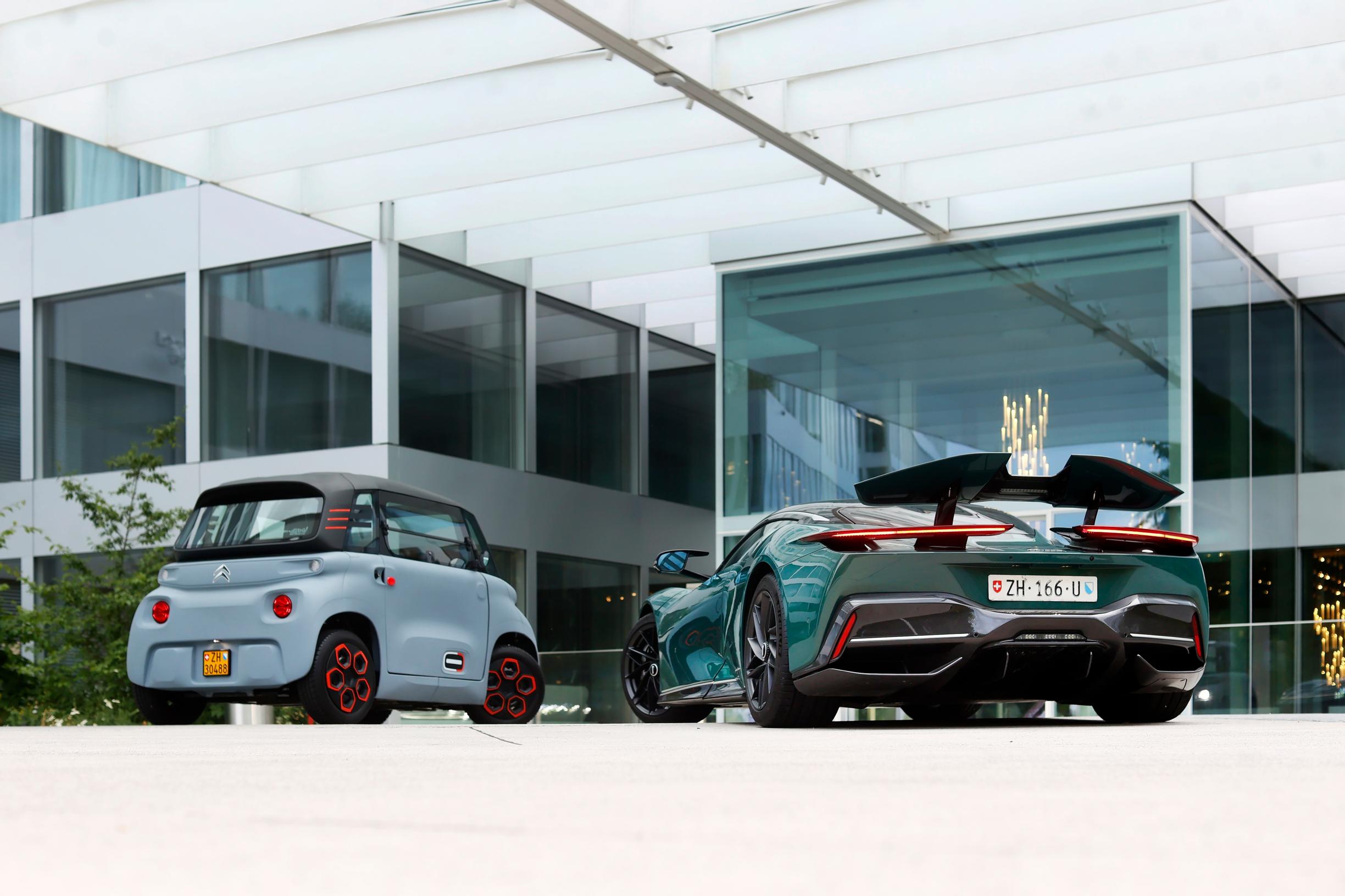 Pininfarina Battista ja Citroën Ami takaa kuvattuna