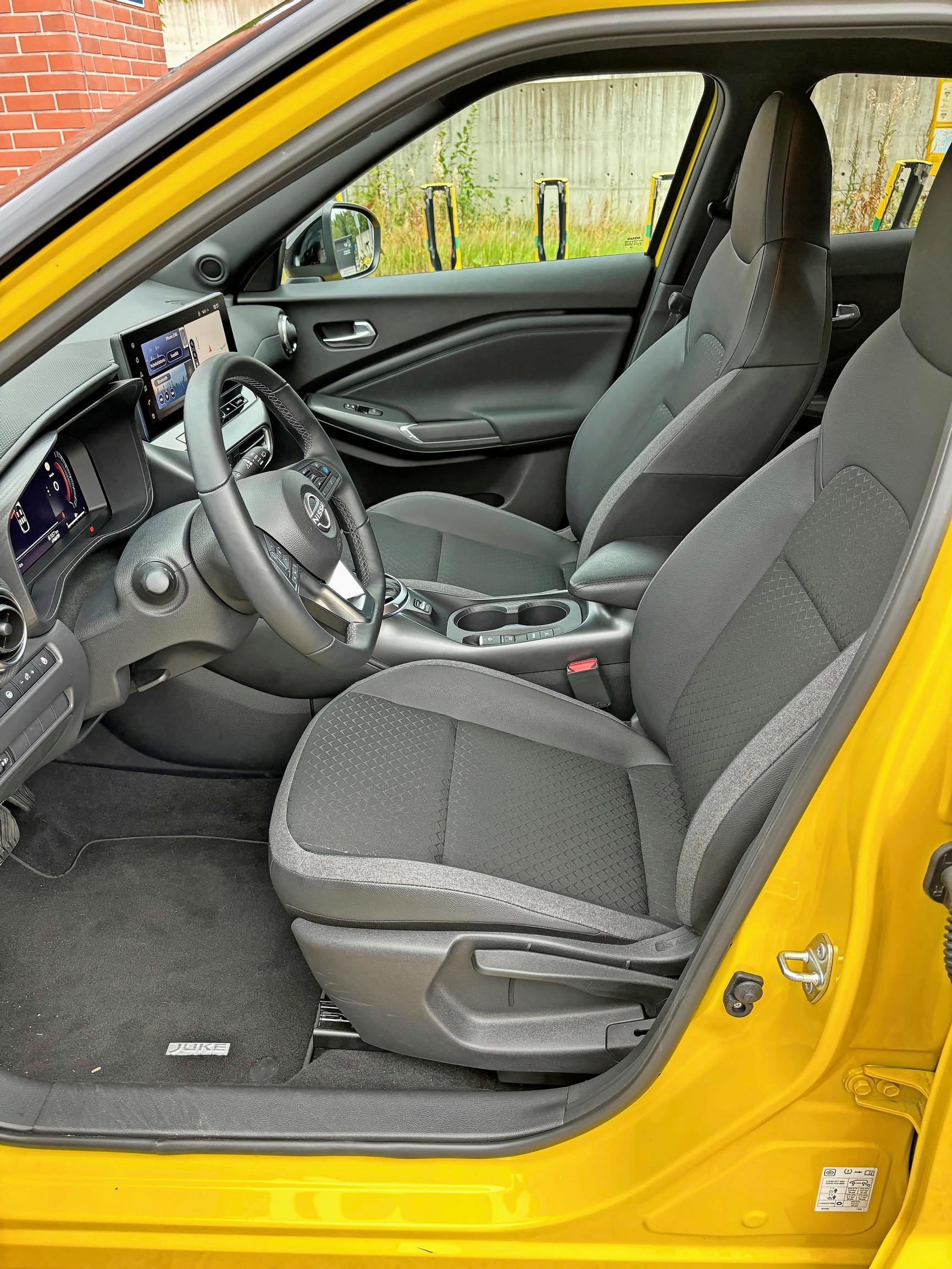 Nissan Juke Hybridin etuenkki on asiallinen ja ajoasennosta saa oikein hyvän.