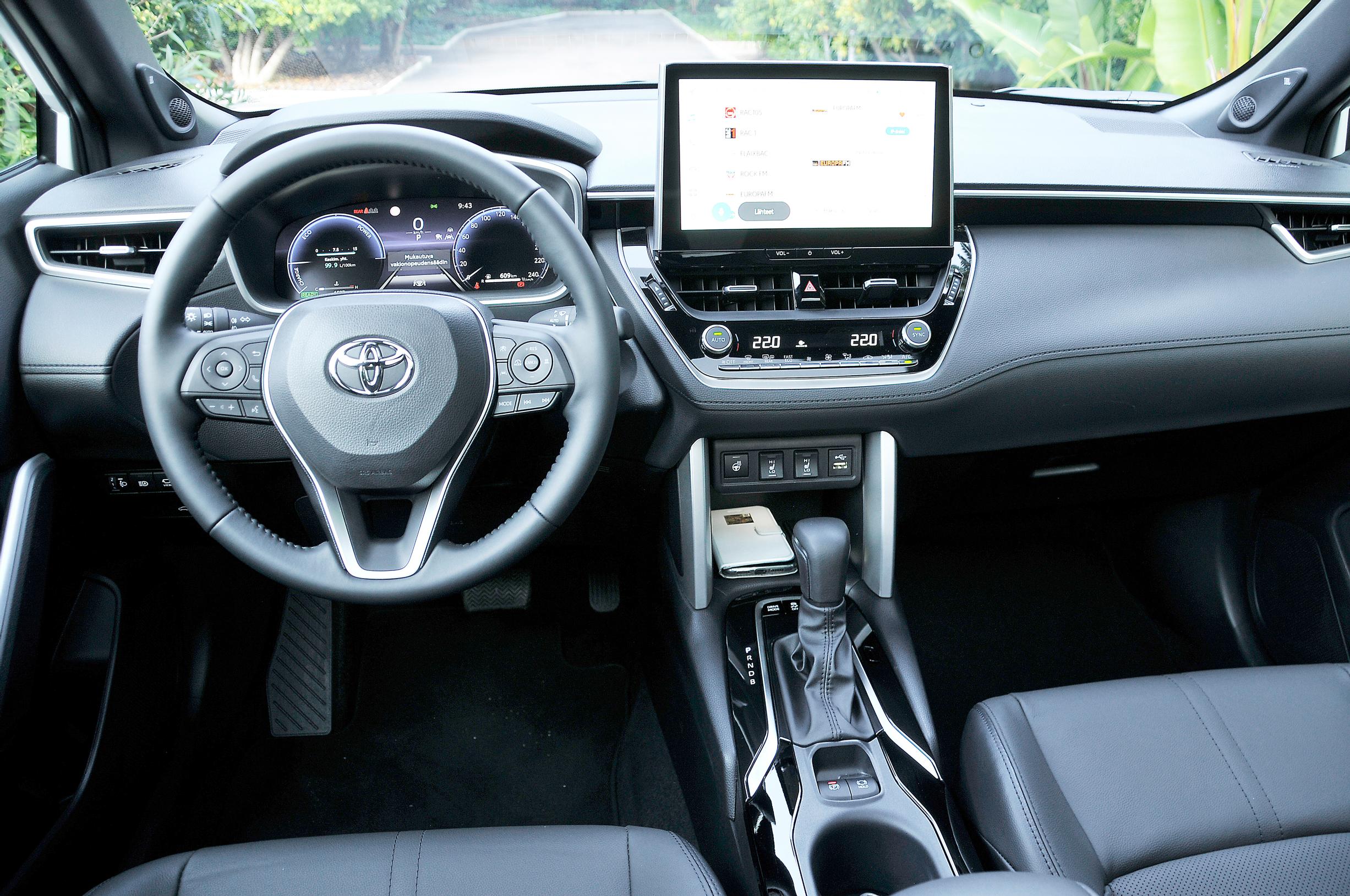 Toyota Corolla Cross 2.0 Hybrid Premium ohjaamo