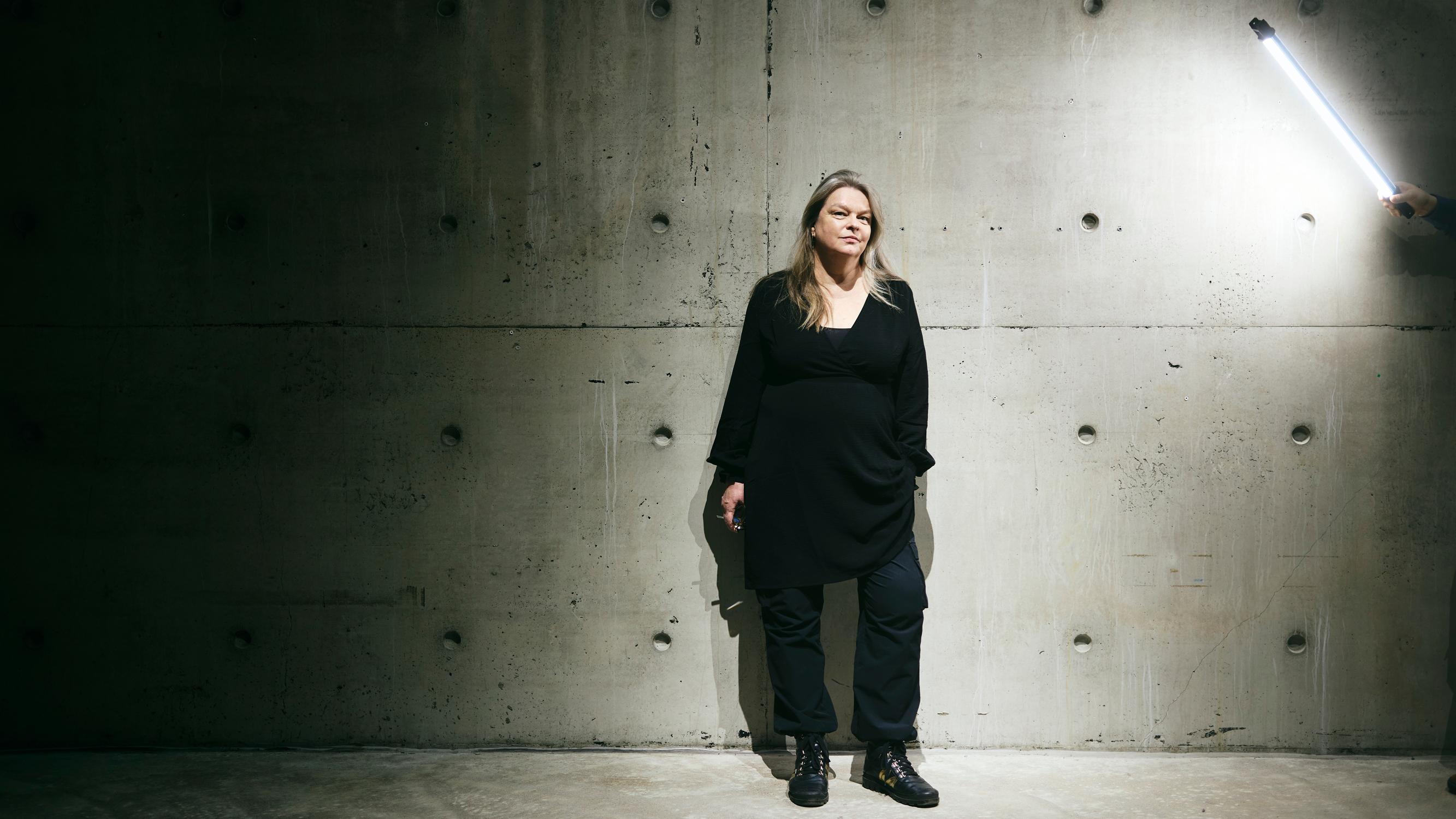 Elina Knihtilä kertoo, ettei näyttelemisessä vaikeaa ole muistaminen vaan syttyminen yhä uudelleen – ”Aina se on yhtä ihanan pelottavaa”