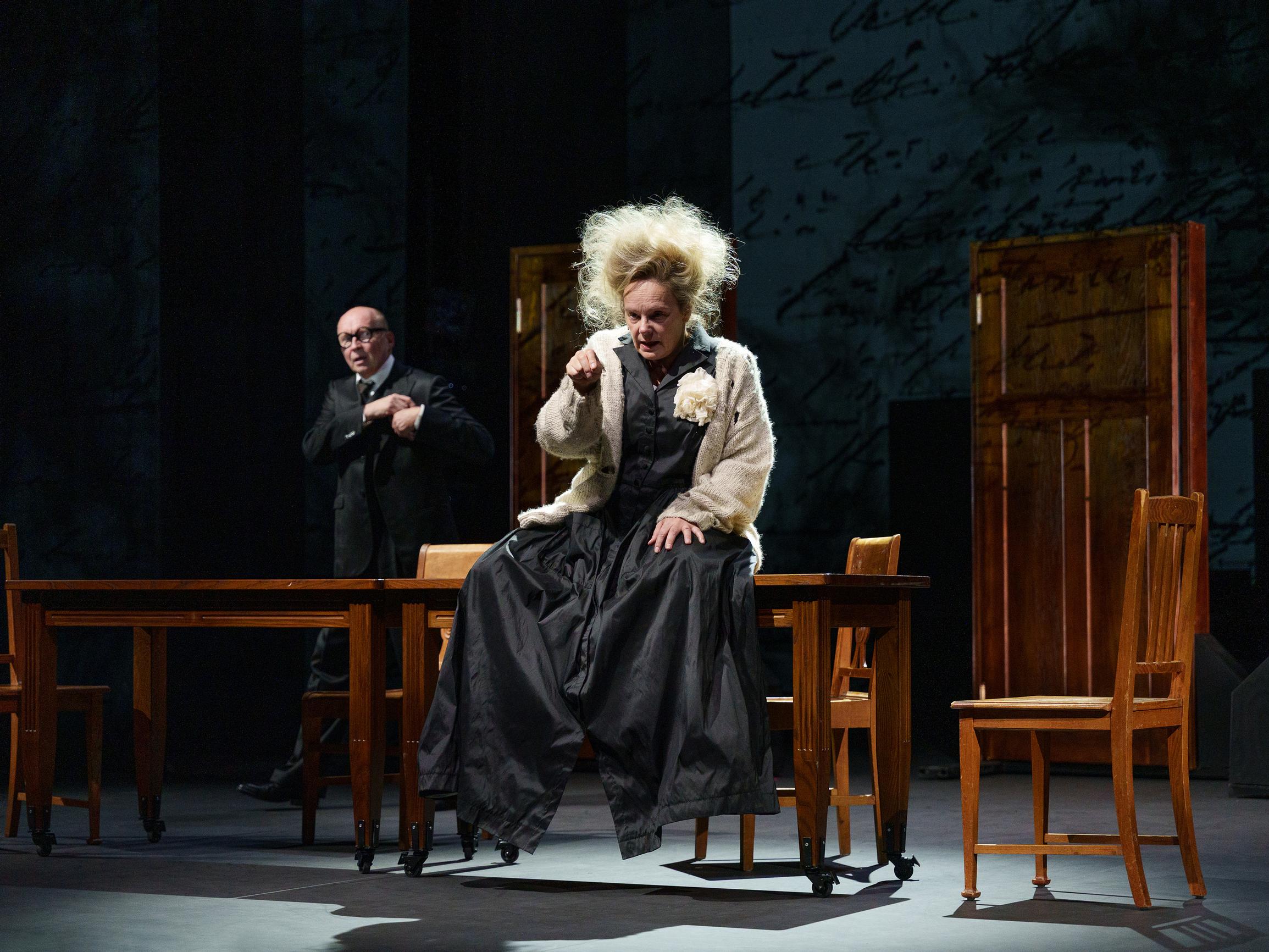 Jotuni – Kansallisteatterin näytelmä Huojuvan talon kirjoittajasta Maria Jotunista on mestariteos