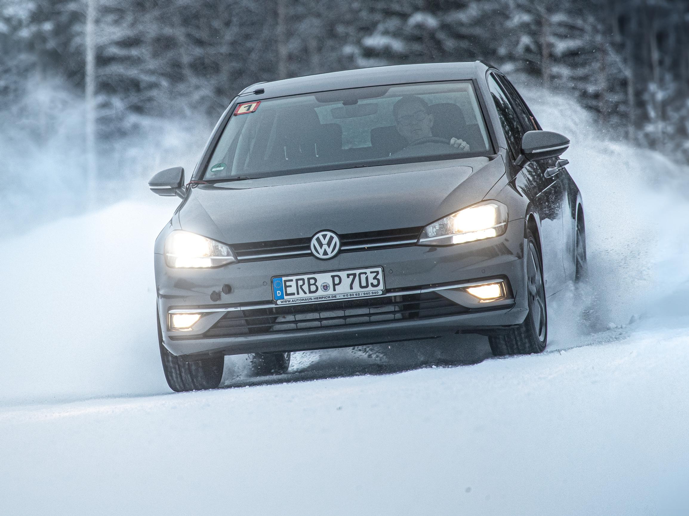 Tuulilasin vertailussa 2024 kitkarenkaat 245/45 R17 – Pitääkö vai luistaako?