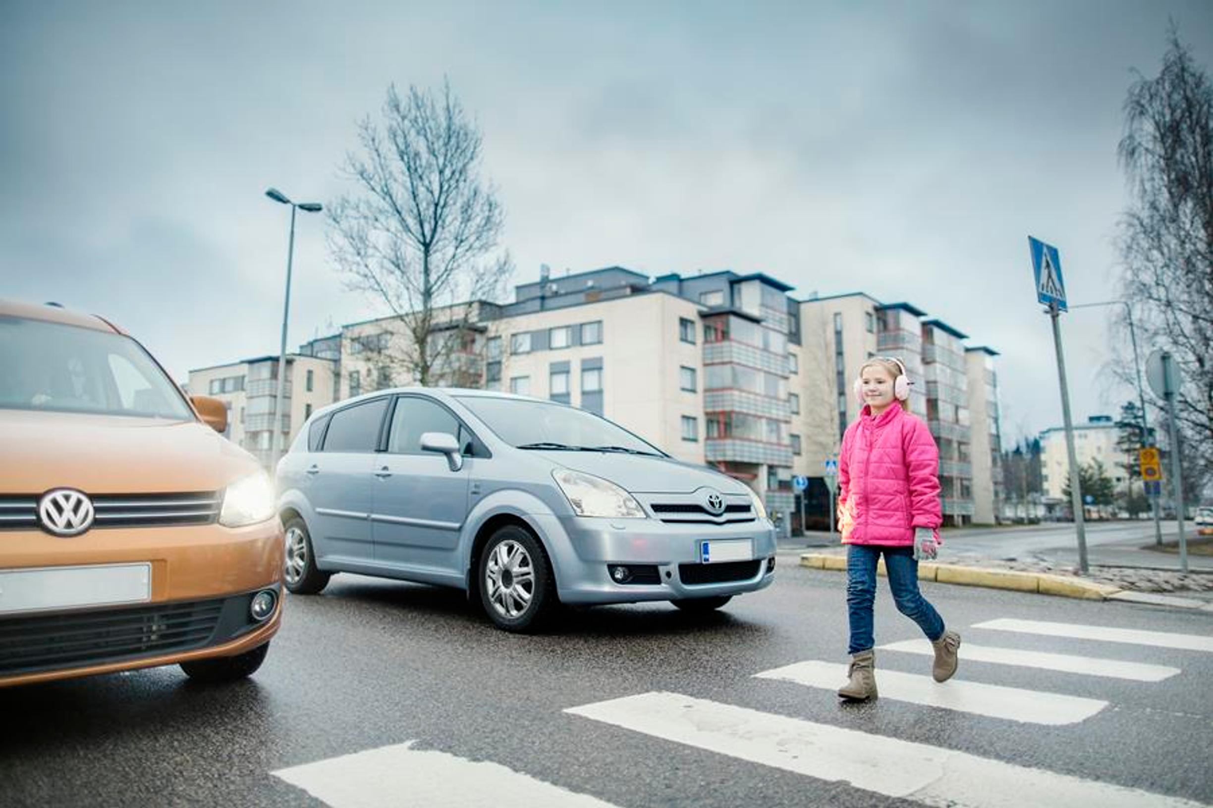 Kysely: Enemmistö huolissaan suojateiden turvallisuudesta – risteykset edelleen vaaranpaikkoja