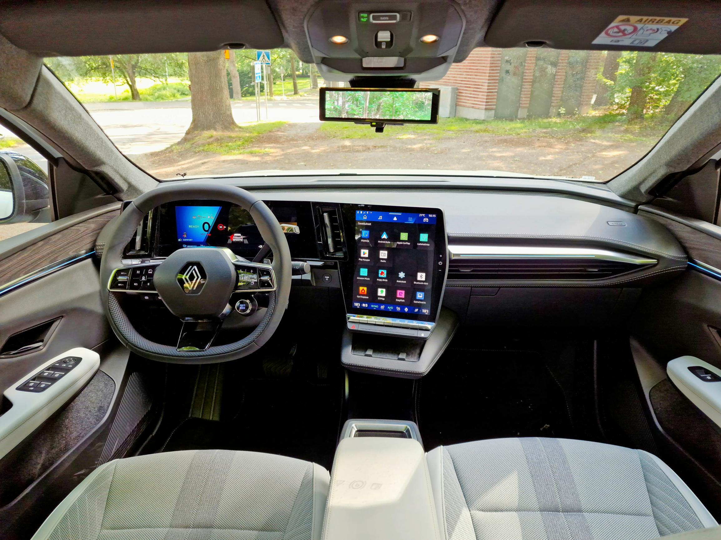 Renault Scenic E-Techin multimediajärjestelmä ja 12 tuuman näyttö ovat alan ehdotonta parhaimmistoa. Fyysinen nappi piippausten poiskytkemiseen on tervetullut ratkaisu.