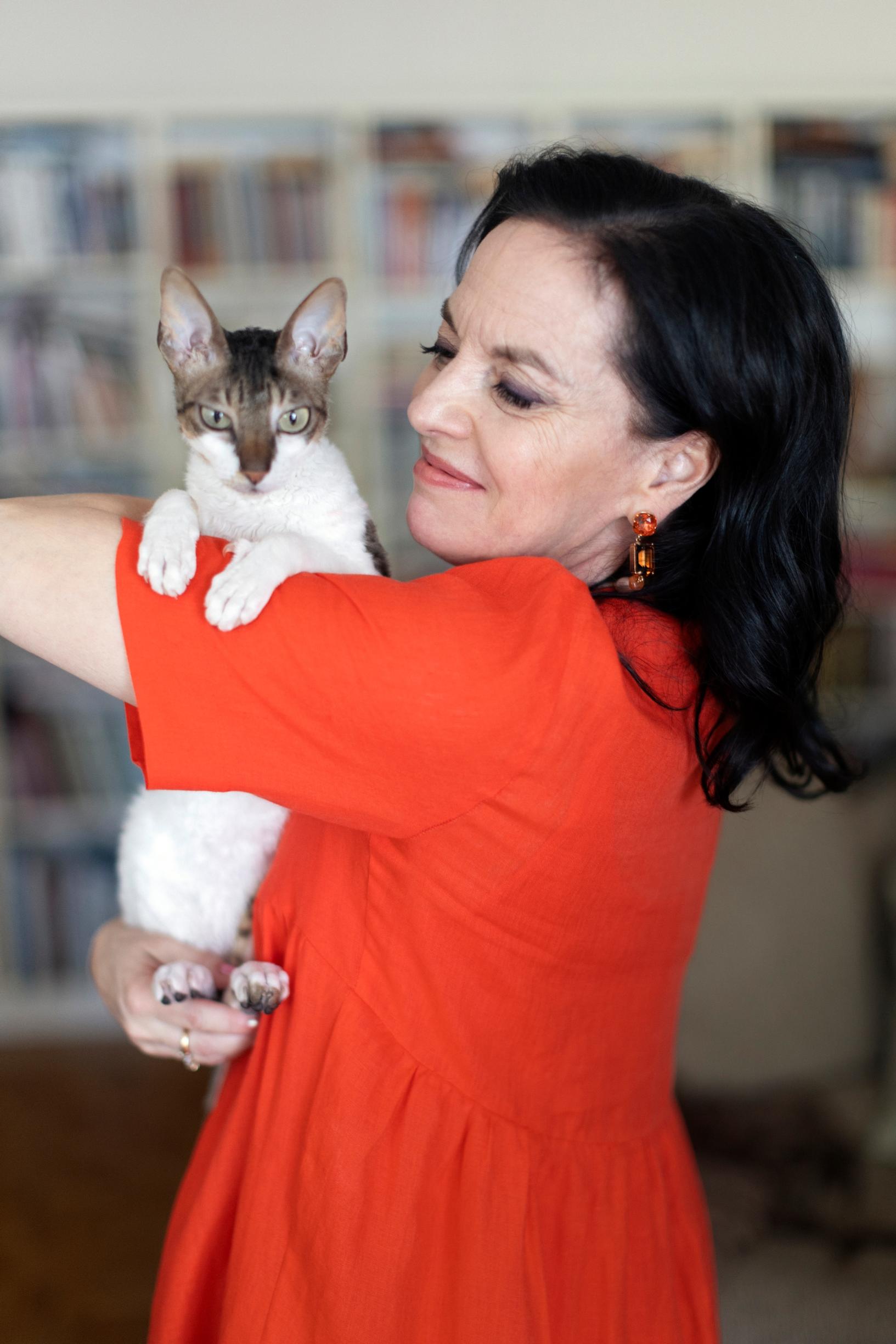 Anna-Leena Härkönen asuu Helsingissä. Kaverina kotona on Taika-kissa, joka on kiharakarvaista Cornish Rex -rotua.