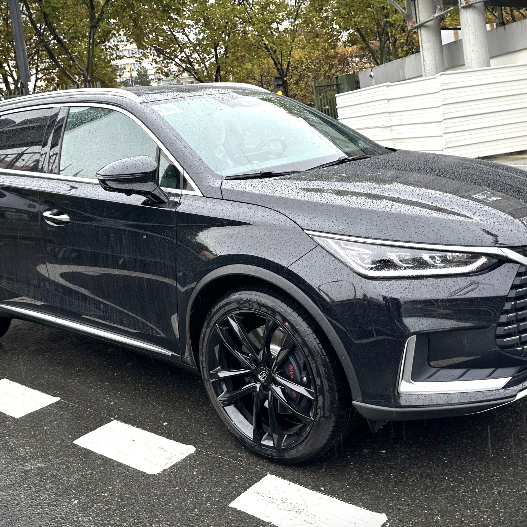 BYD Tang – Iso kiinalainen sähkökatumaasturi tekee vaikutuksen suorituskyvyllään