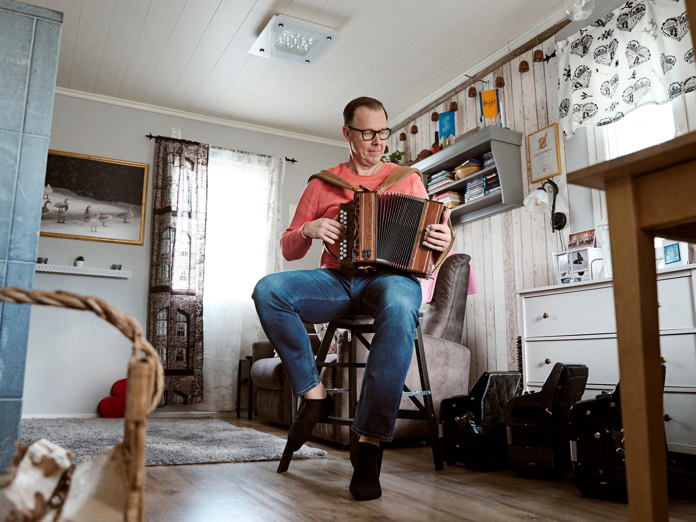 Jari Paavola tajusi nelikymppisenä, että eli änkytyksen ehdoilla eikä kestänyt sitä enää – Paperimies päätyi kameroiden eteen ja opiskeli lähihoitajaksi