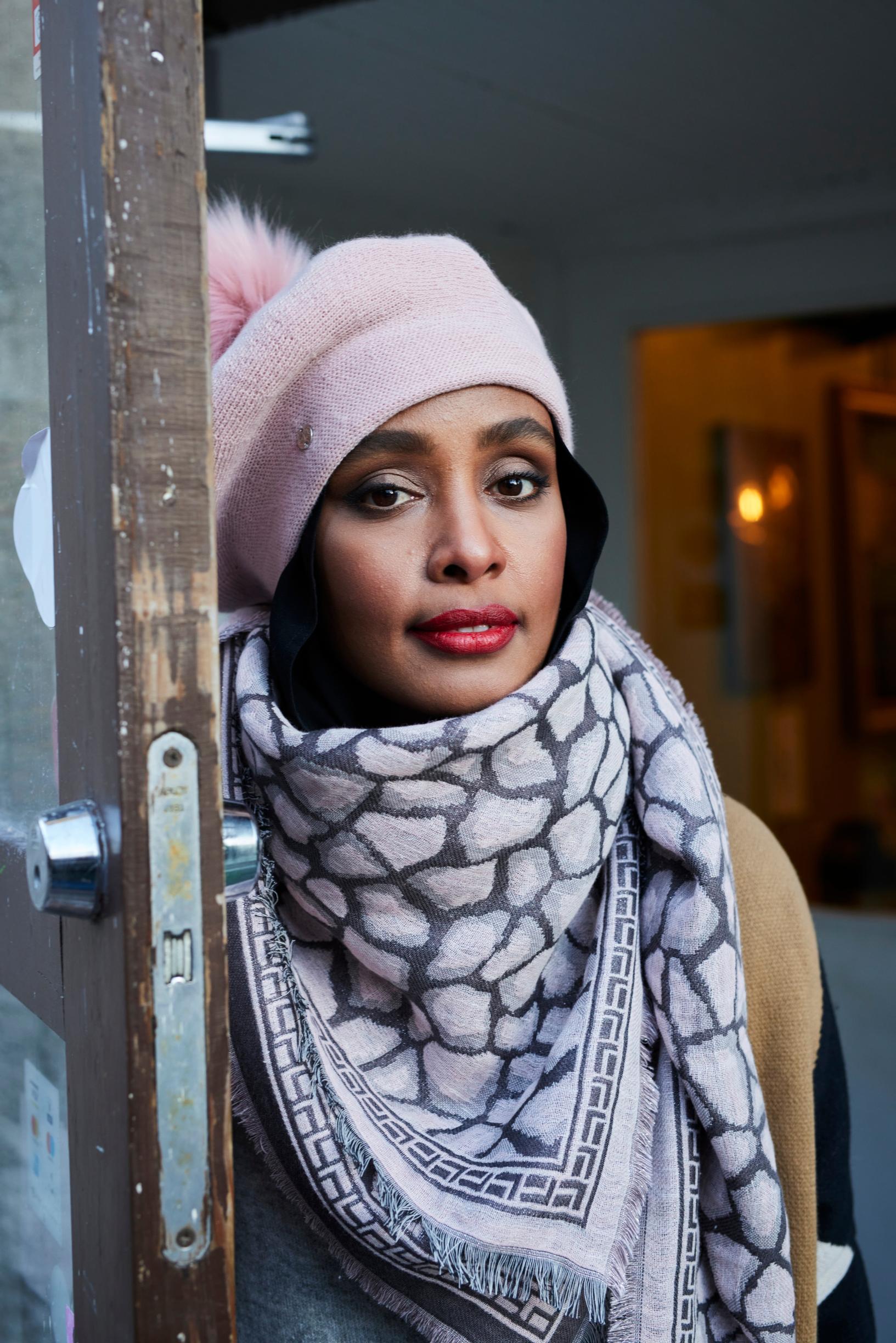 Maryan Abdulkarim nojaa oveen.