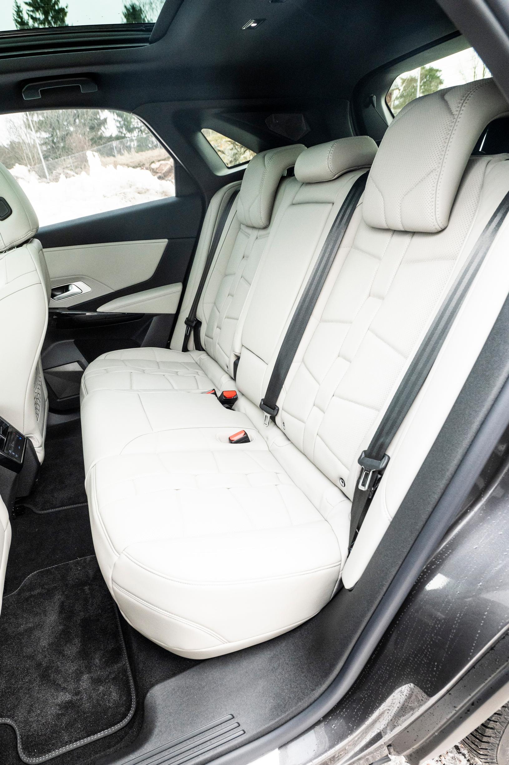 DS 7 E-Tense 300:n takapenkillä on tilaa riittävästi.