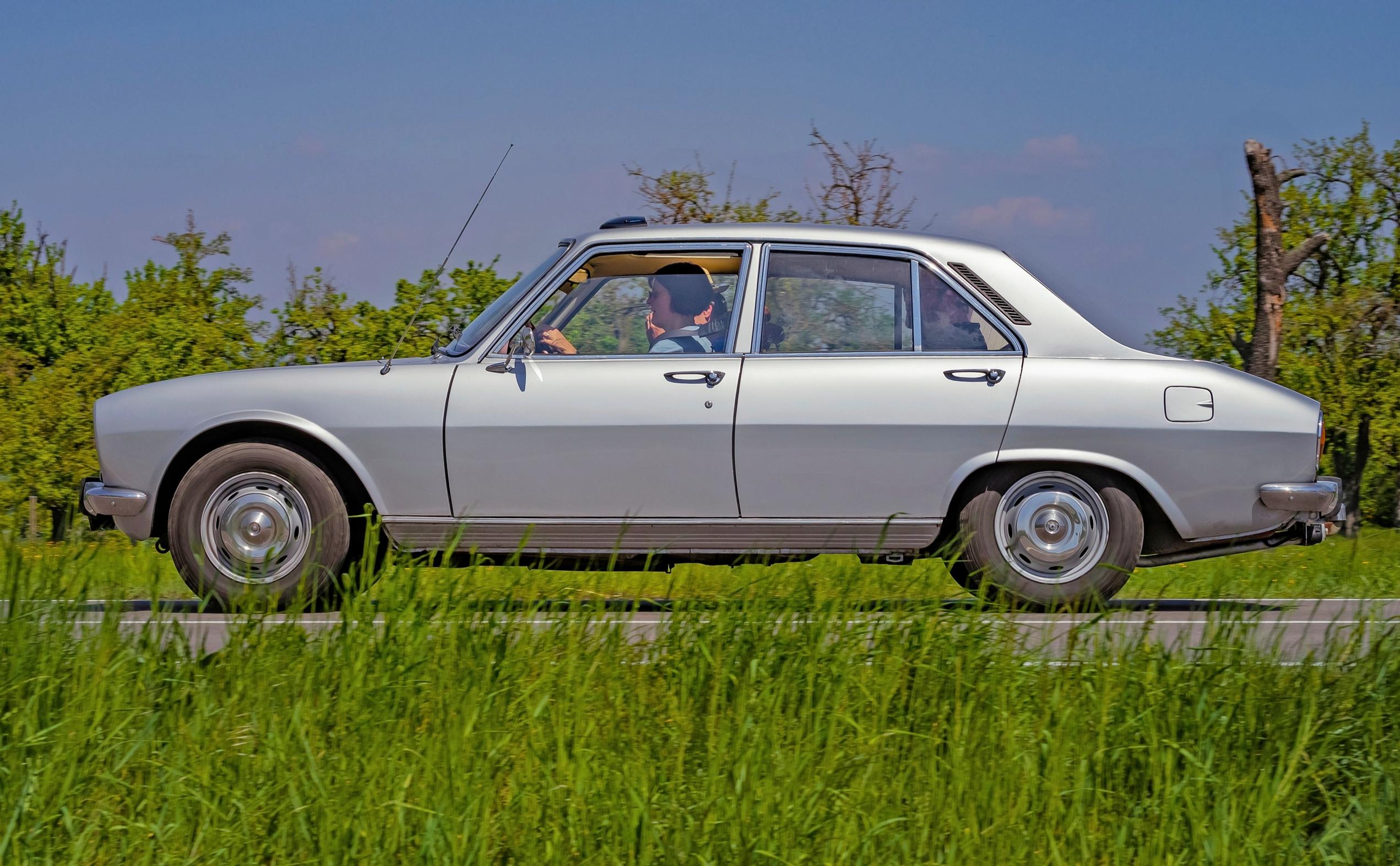 Peugeot 504 oli 1970-luvulla yksi Peugeotin keskeisimmistä malleista. Sitä tehtiin lukemattomina eri versioina. Afrikassa näitä liikkuu yhä.