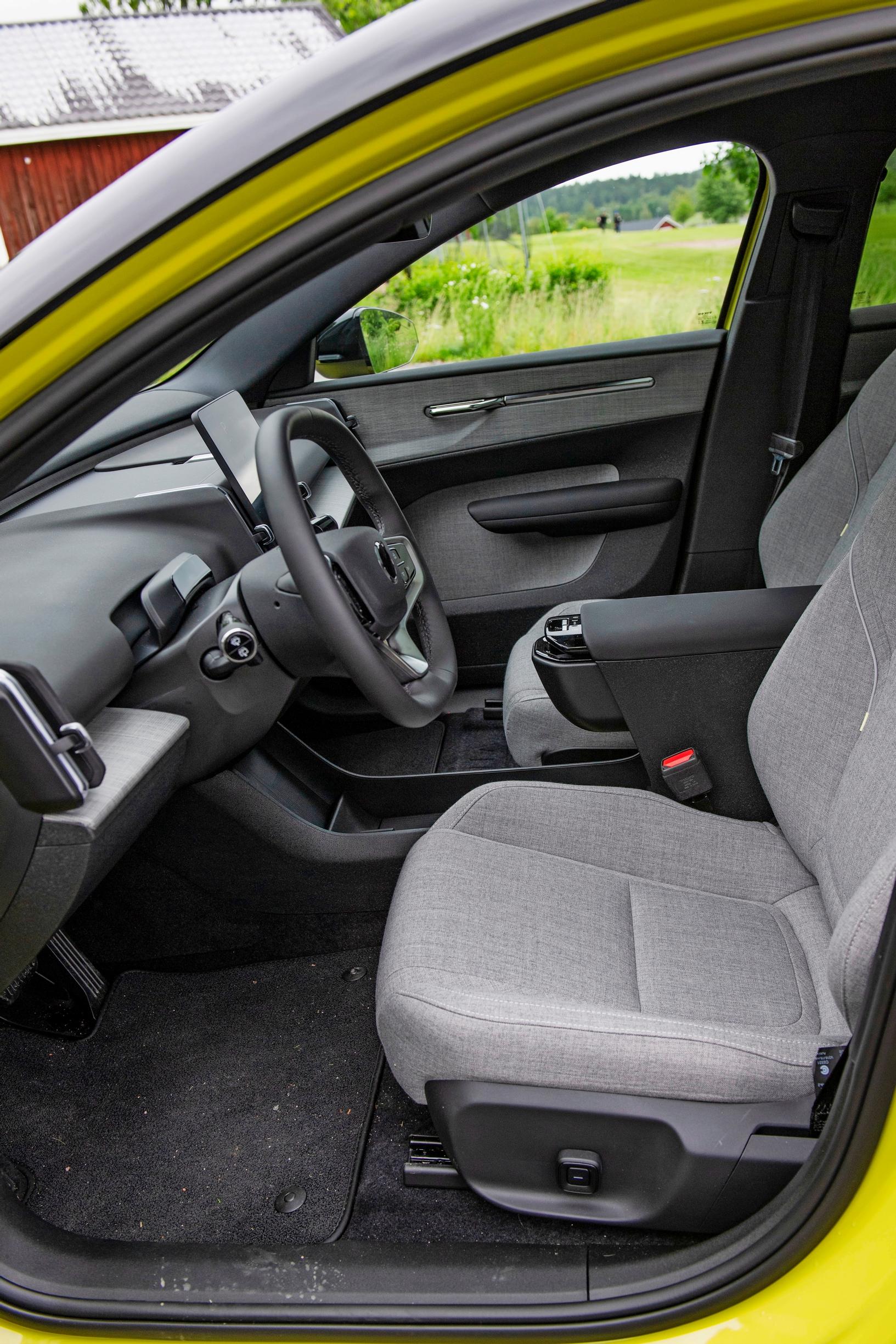Volvo EX30:n edessä on hyvin tilaa. 1300 eurolla lisävarusteena myytävä villakangasverhoilu on erittäin miellyttävä. Se ei hiosta kuten nahka.