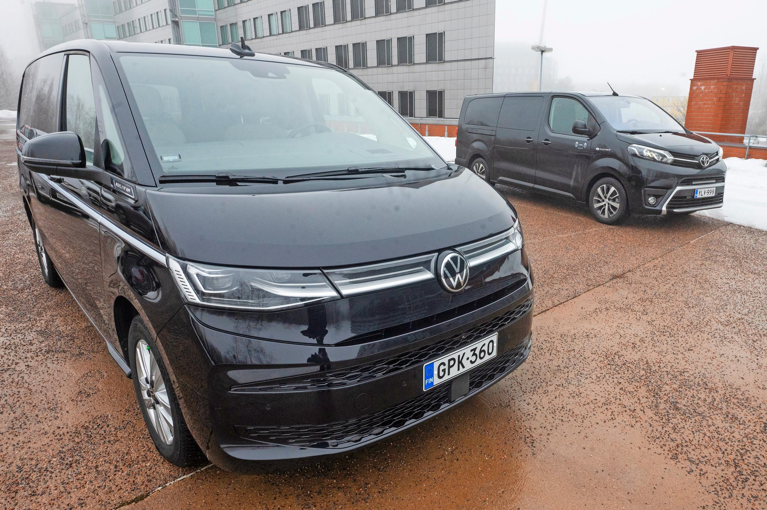 Toyota Proace Verso EV vs. Volkswagen Multivan PHEV – Kumpi näistä tila-autoista kelpaa reissun päälle? Käyttövoima ratkaisee