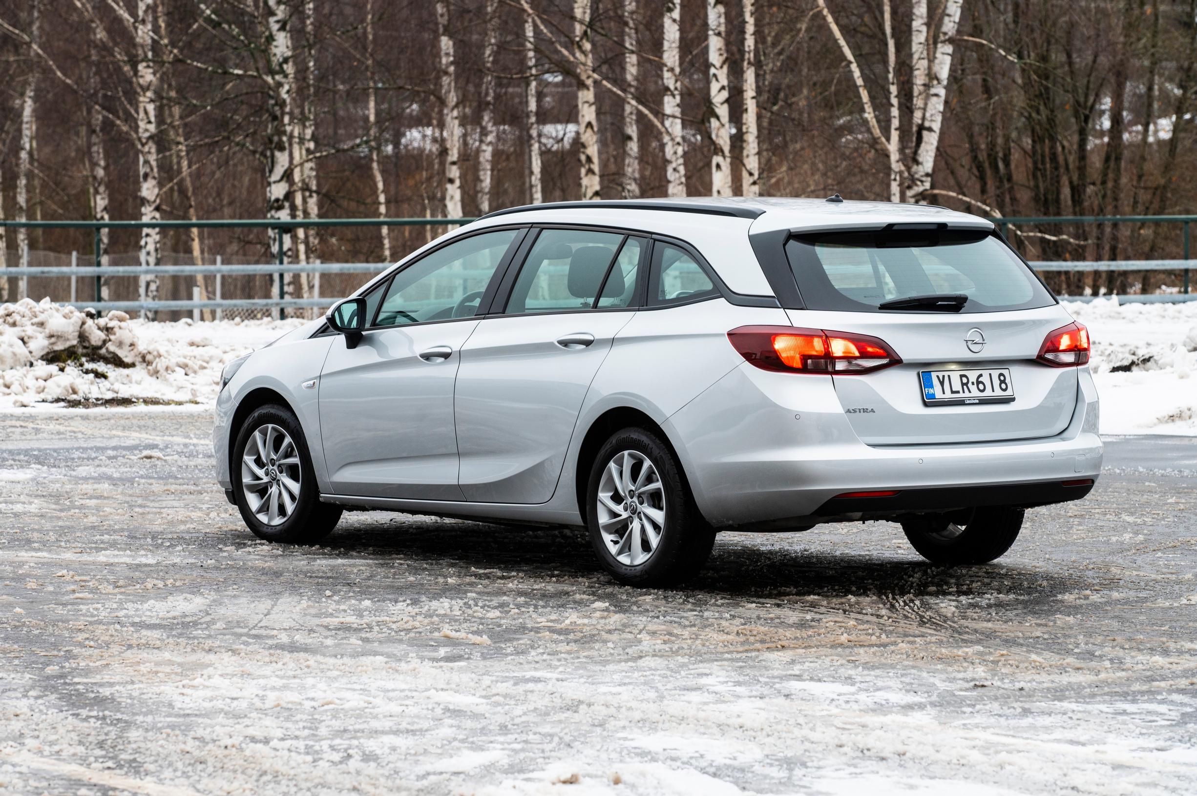 Käytetty Opel Astra Sports Tourer Ultimate 130 Turbo takaa
