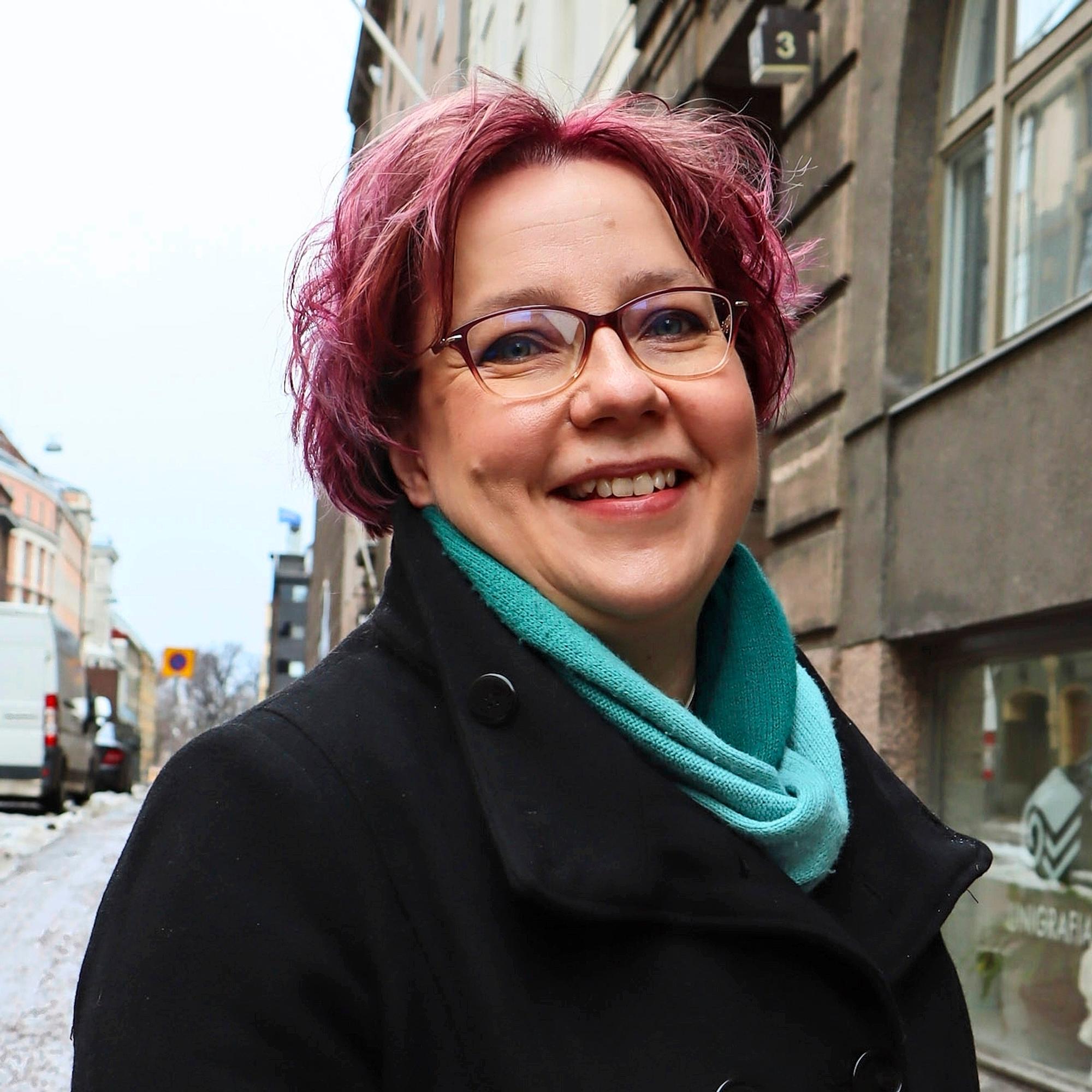 Virologi Tarja Sironen: "Koronavirus ei häviä vaan jää kausikoronan lailla – moni meistä kohtaa omikronin tulevan talven aikana"