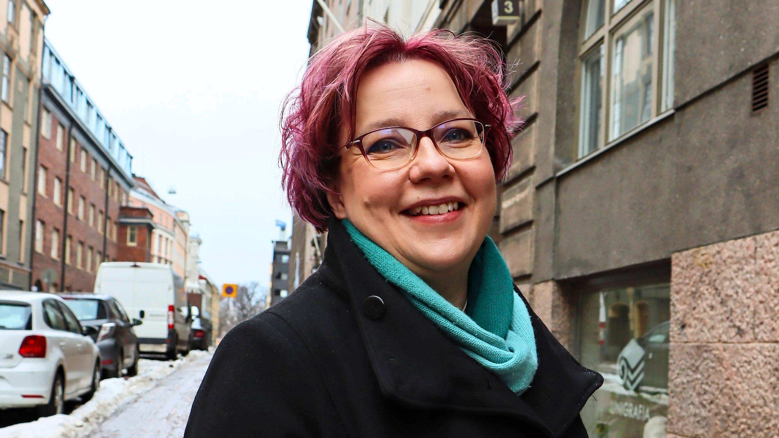 Virologi Tarja Sironen: "Koronavirus ei häviä vaan jää kausikoronan lailla – moni meistä kohtaa omikronin tulevan talven aikana"