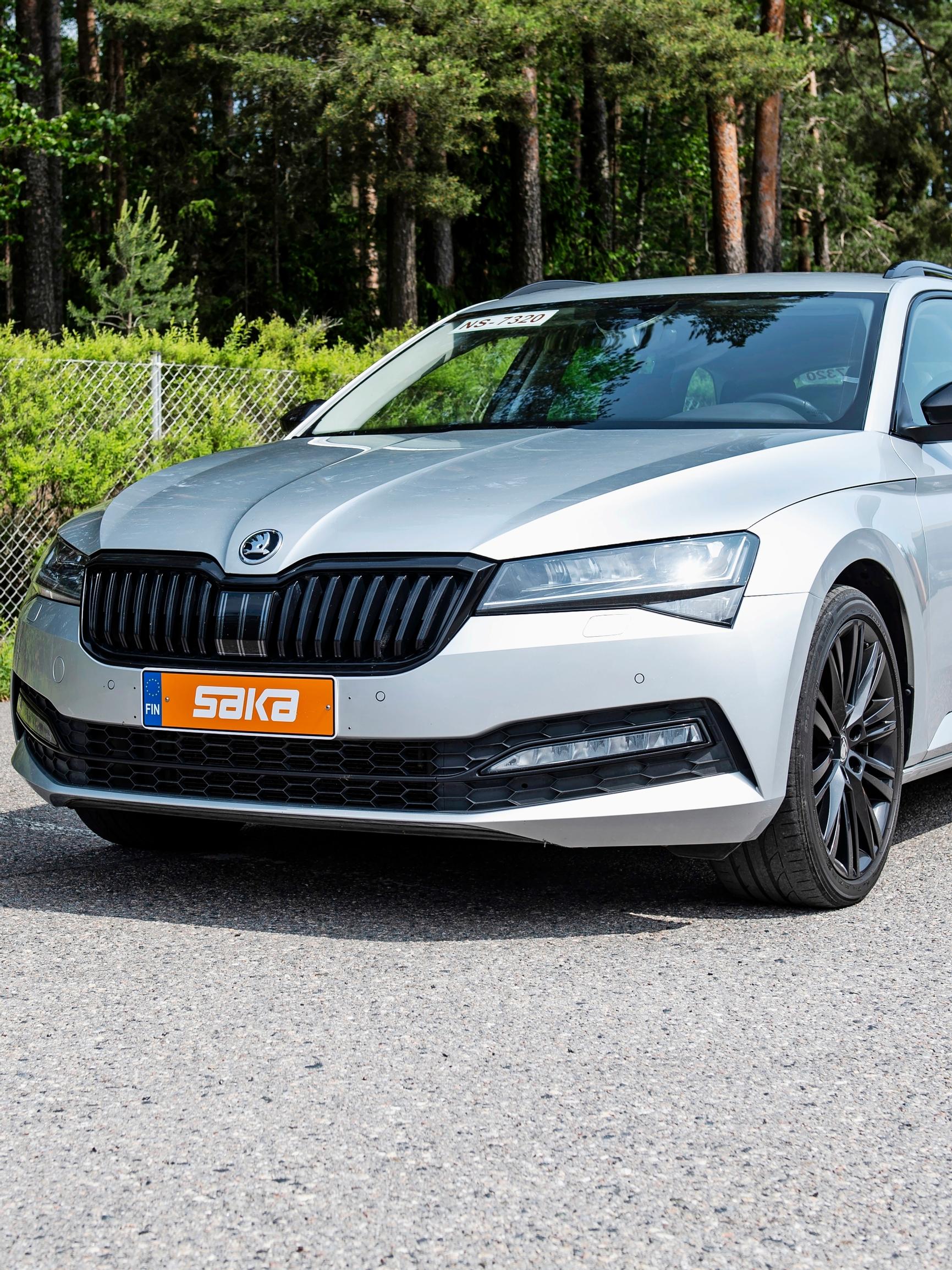 Skoda Superb vm 2022 – Jyhkeä ajettava kulkee suoraan kuin luoti ja neliveto takaa pidon kaikissa olosuhteissa – Ostosuositus