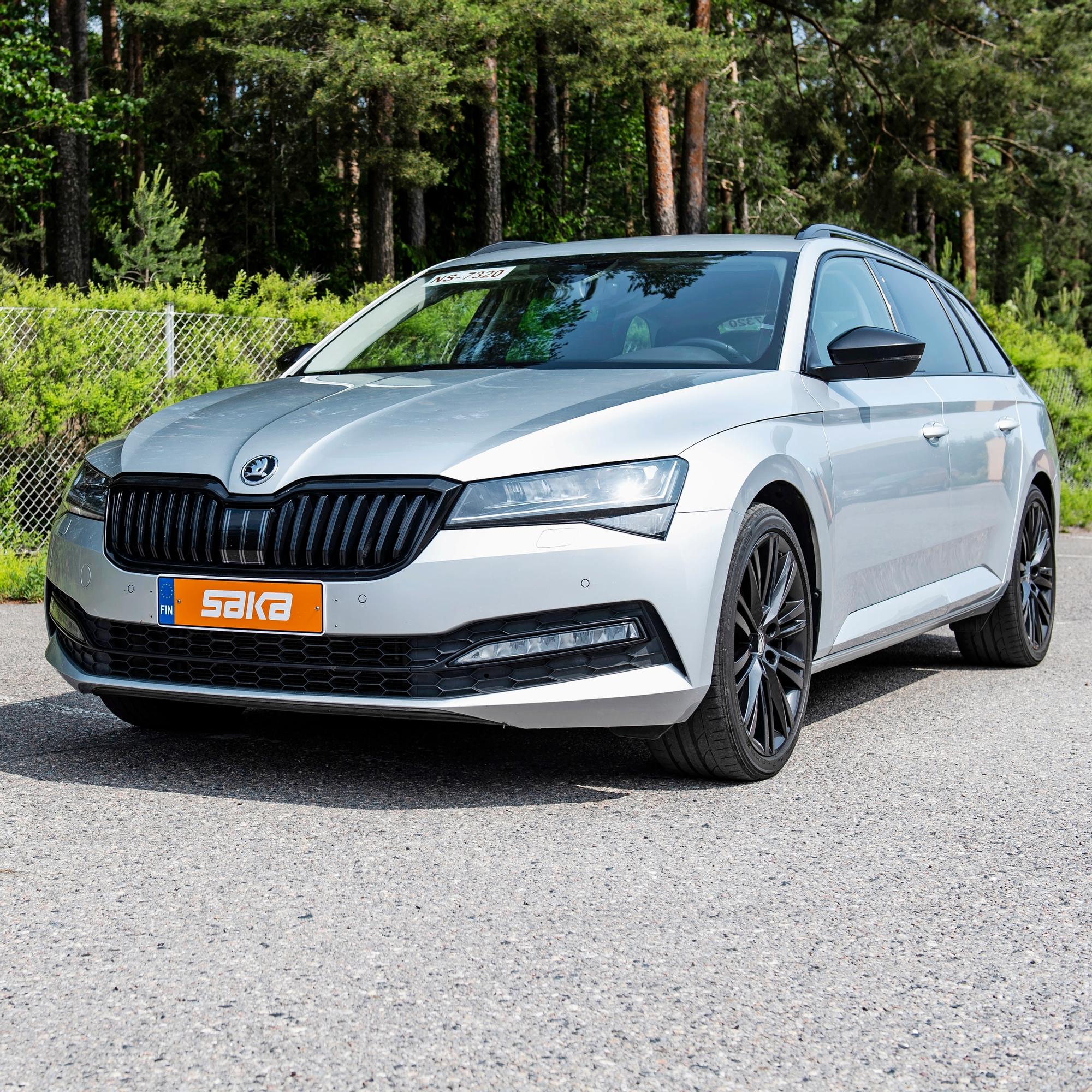Skoda Superb vm 2022 – Jyhkeä ajettava kulkee suoraan kuin luoti ja neliveto takaa pidon kaikissa olosuhteissa – Ostosuositus