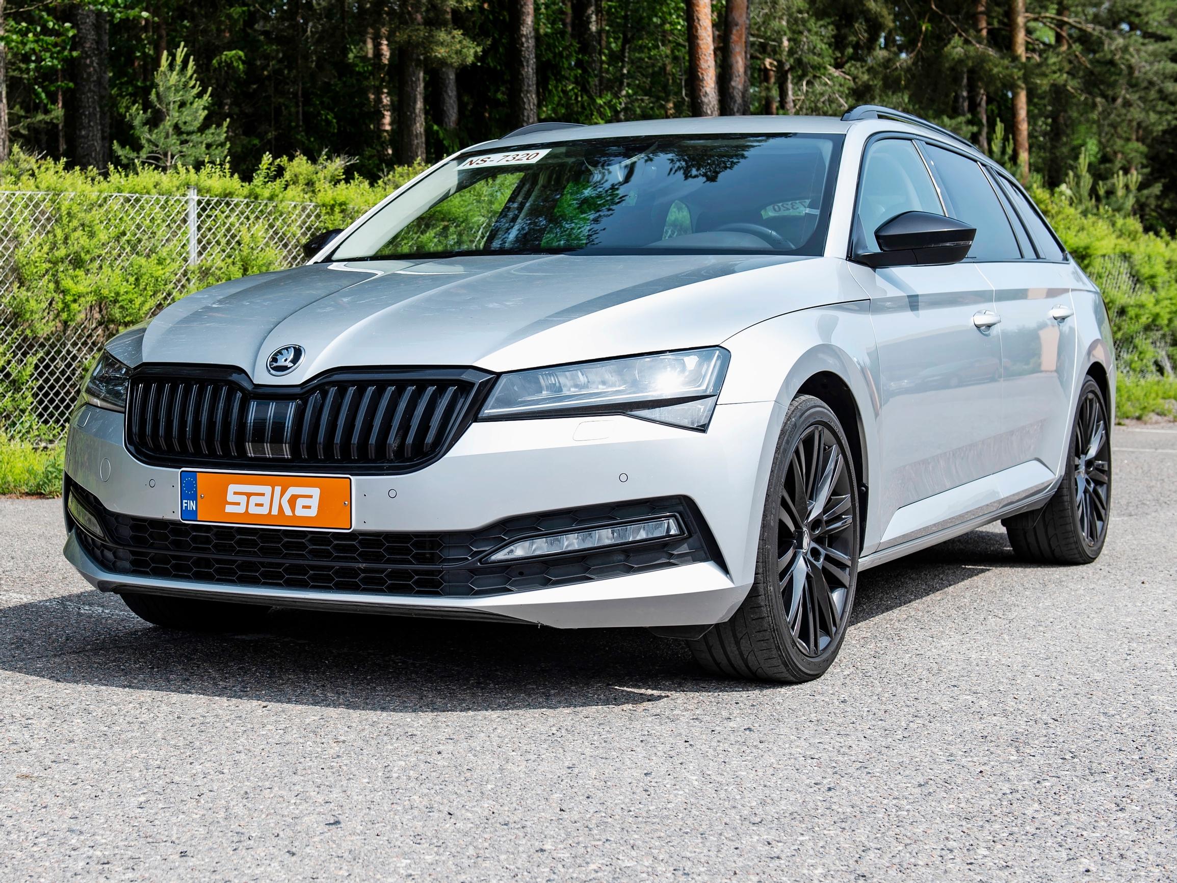 Skoda Superb vm 2022 – Jyhkeä ajettava kulkee suoraan kuin luoti ja neliveto takaa pidon kaikissa olosuhteissa – Ostosuositus