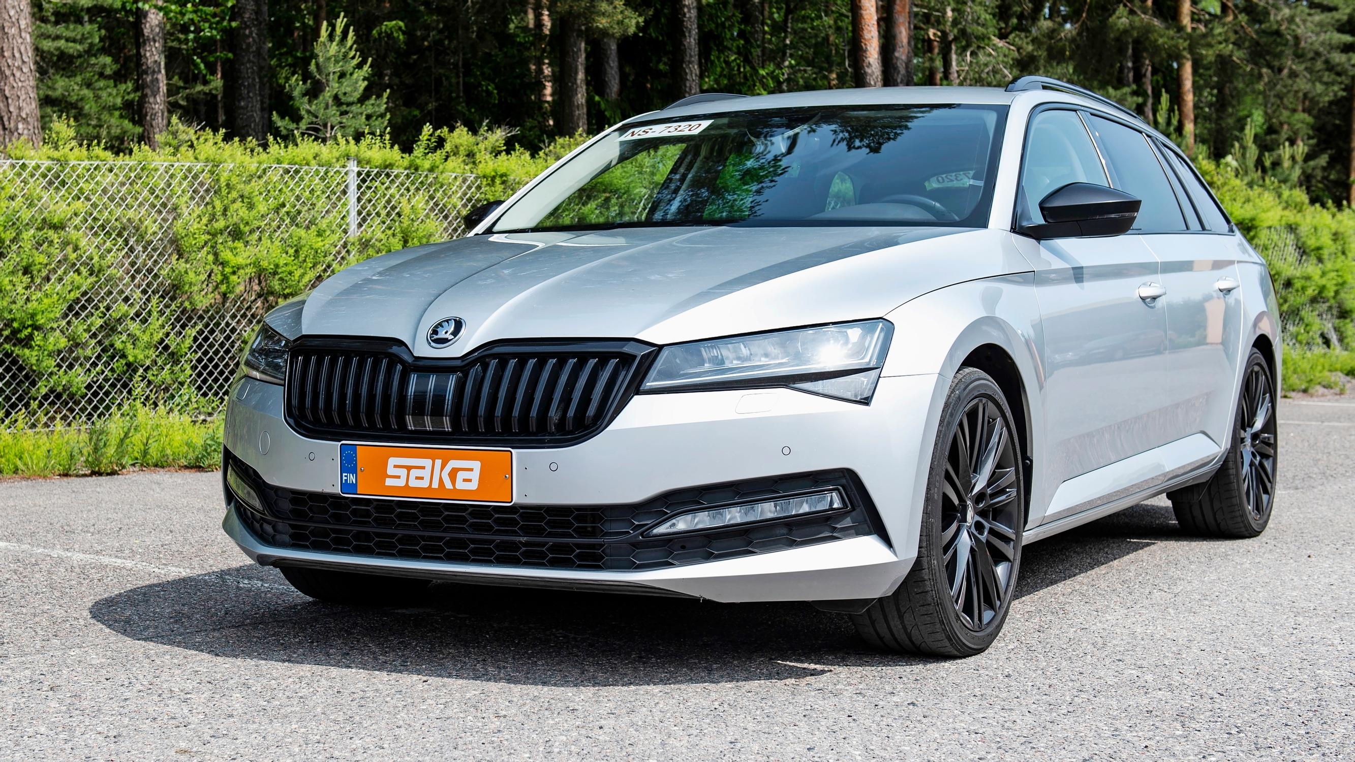 Skoda Superb vm 2022 – Jyhkeä ajettava kulkee suoraan kuin luoti ja neliveto takaa pidon kaikissa olosuhteissa – Ostosuositus