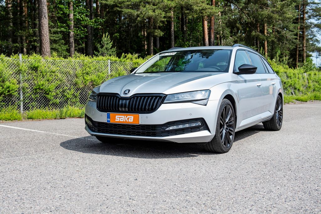 Skoda Superb vm 2022 – Jyhkeä ajettava kulkee suoraan kuin luoti ja neliveto takaa pidon kaikissa olosuhteissa – Ostosuositus