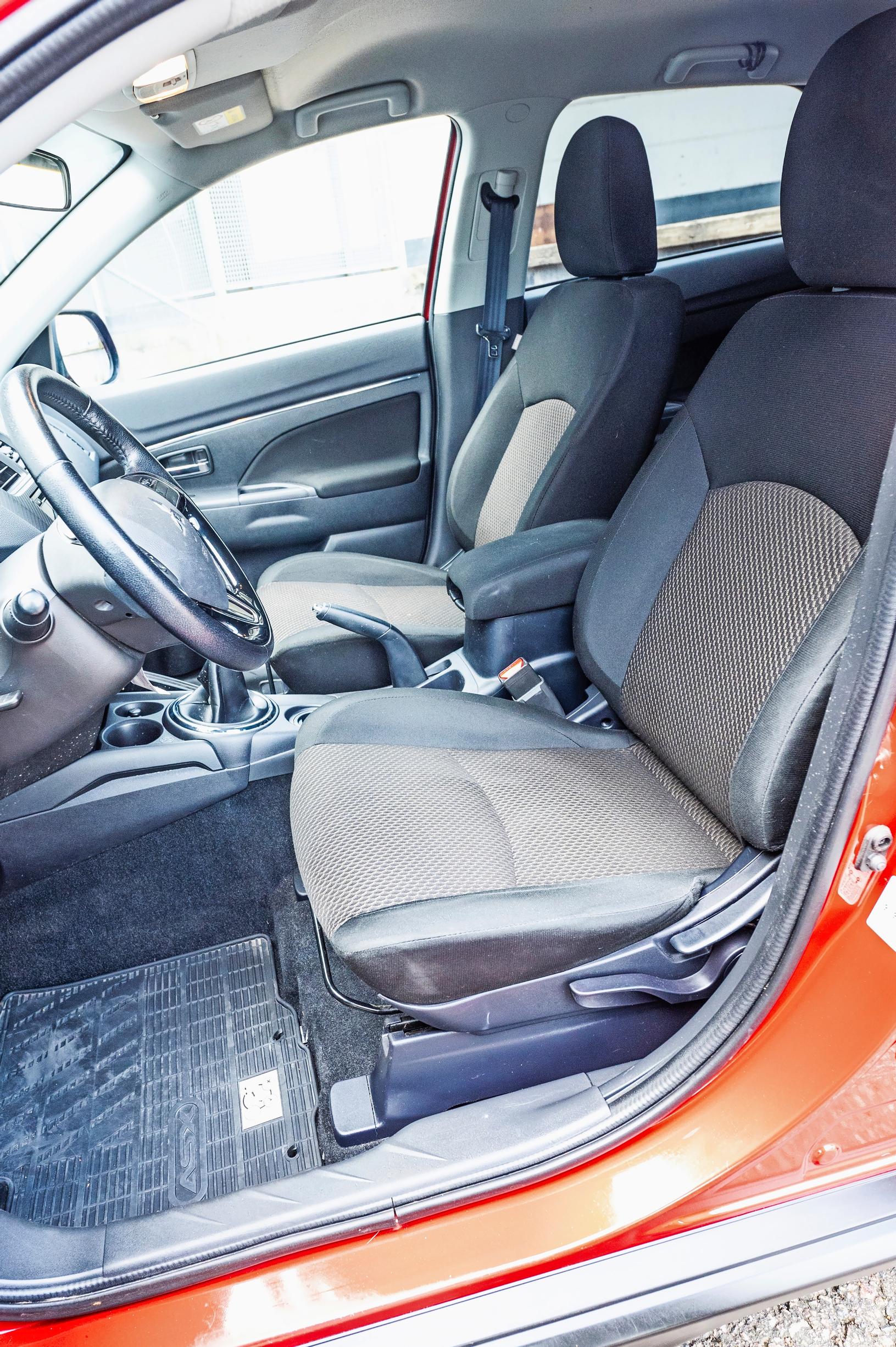 Käytetty Mitsubishi ASX on tiloiltaan vähän piukeanlainen. Etupenkkiläisillä ei ole valittamista.