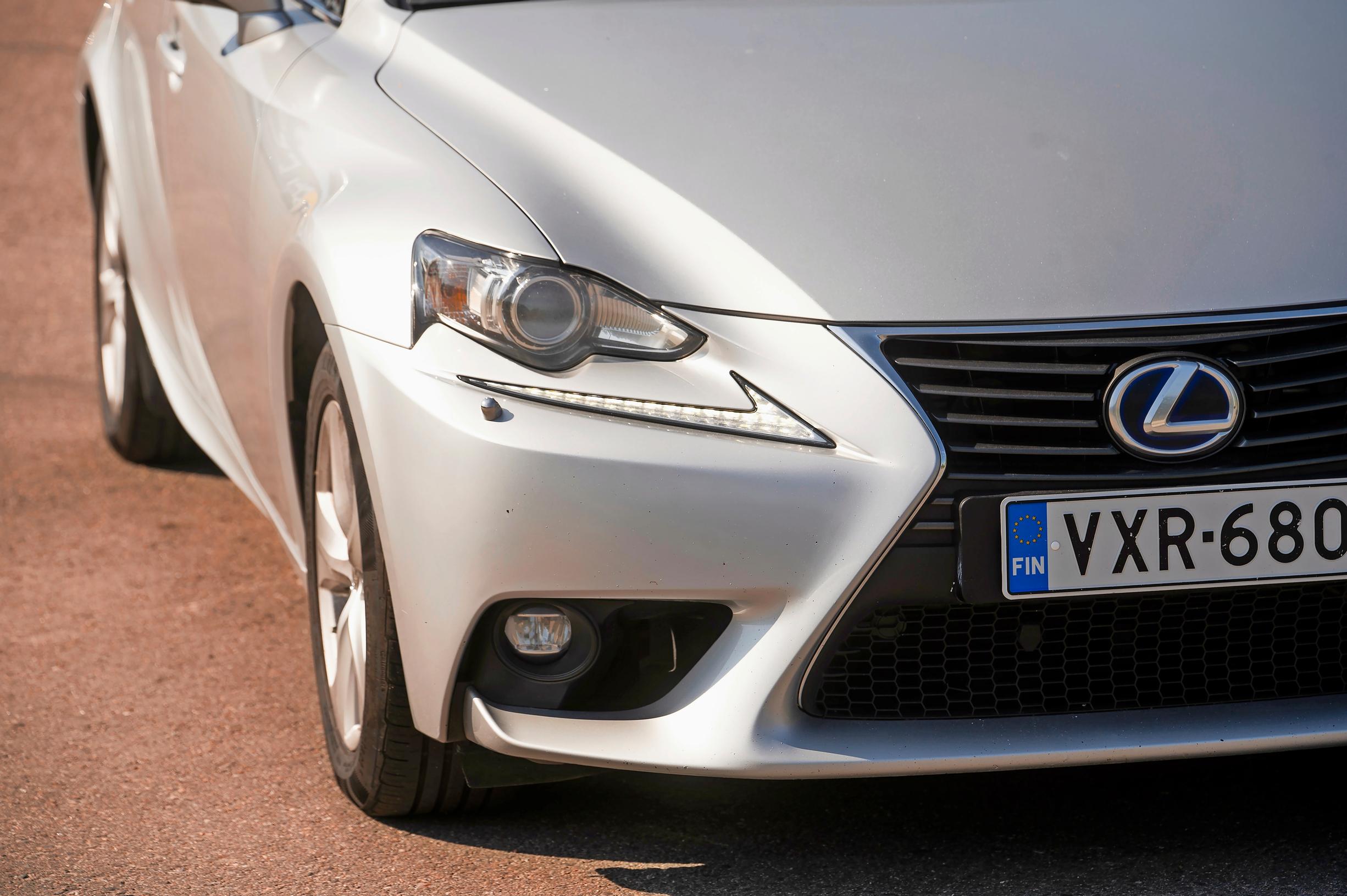 Lexus IS:n muodoissa riittää kantteja ja erilaisia väkäsiä.