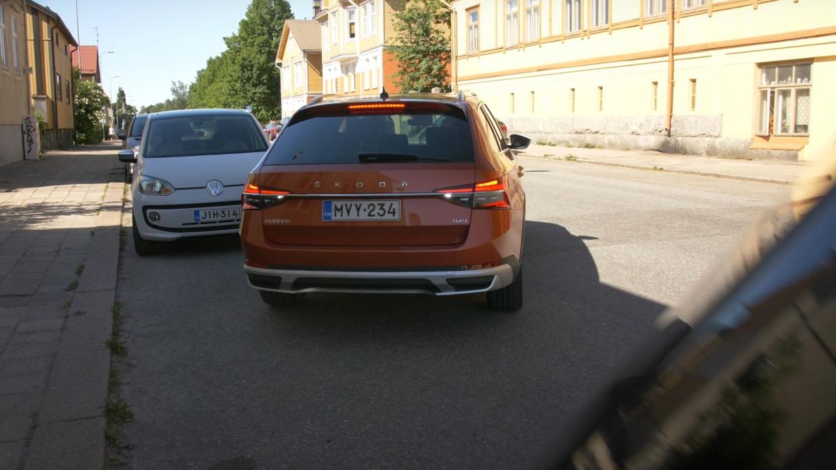 Katso Ohjevideo: Näin Taskuparkkeeraat Tien Väärälle Puolelle - Uusi ...