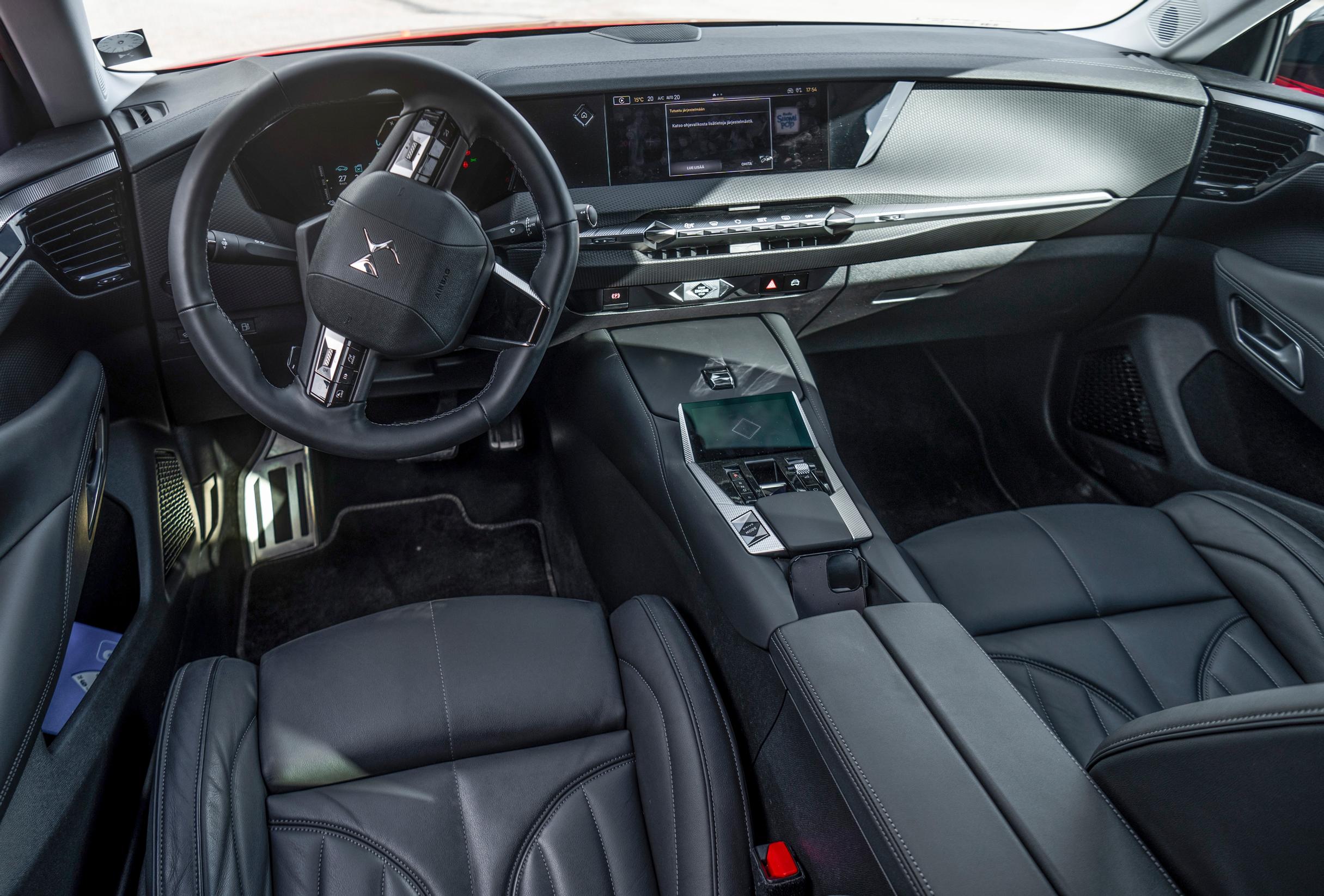 DS 4 E-Tense plug-in Hybrid 225 Rivoli Cross Autom. Launch Ed. ohjaamo