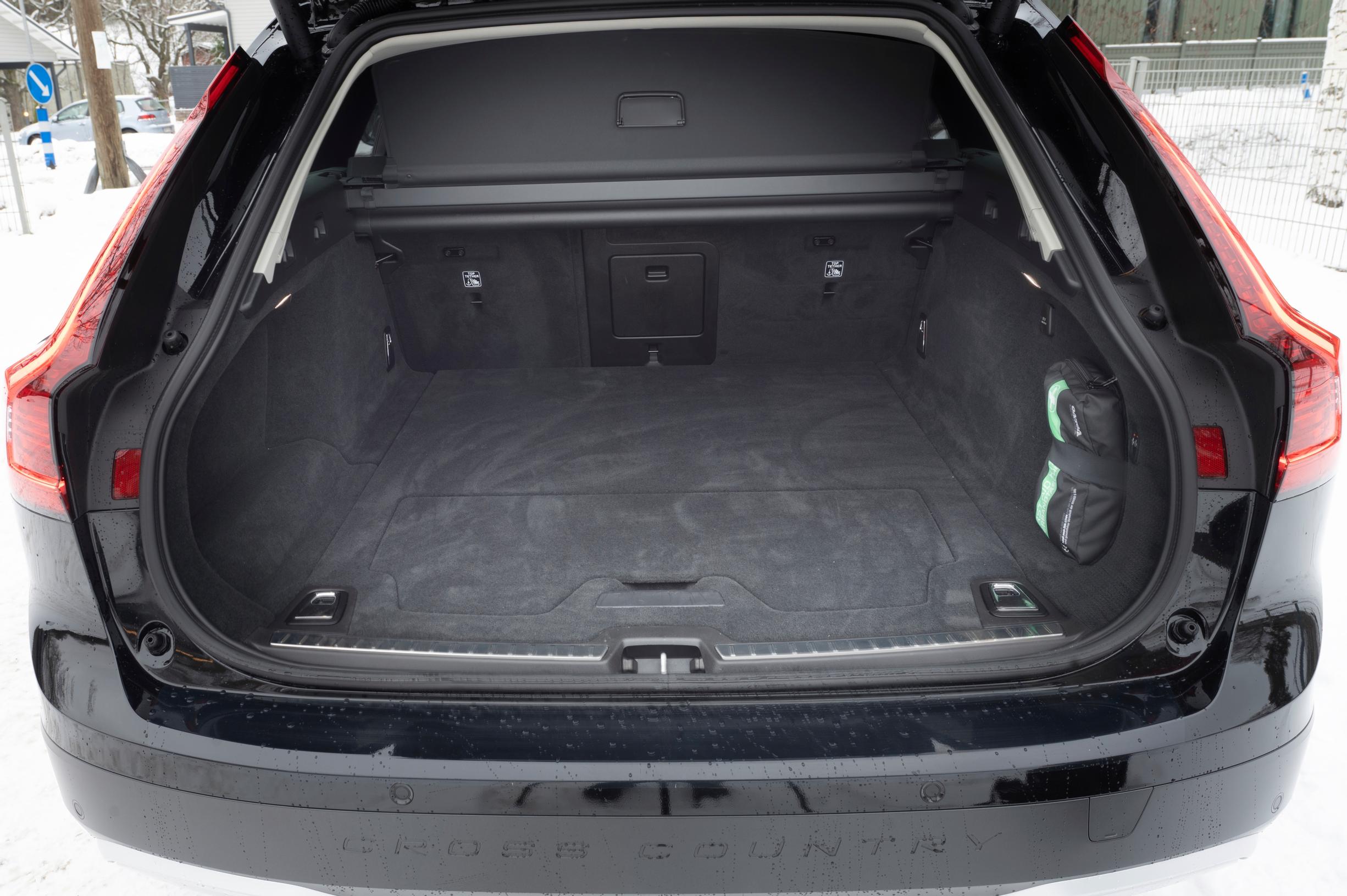Volvo V90 CC tavaratila on iso