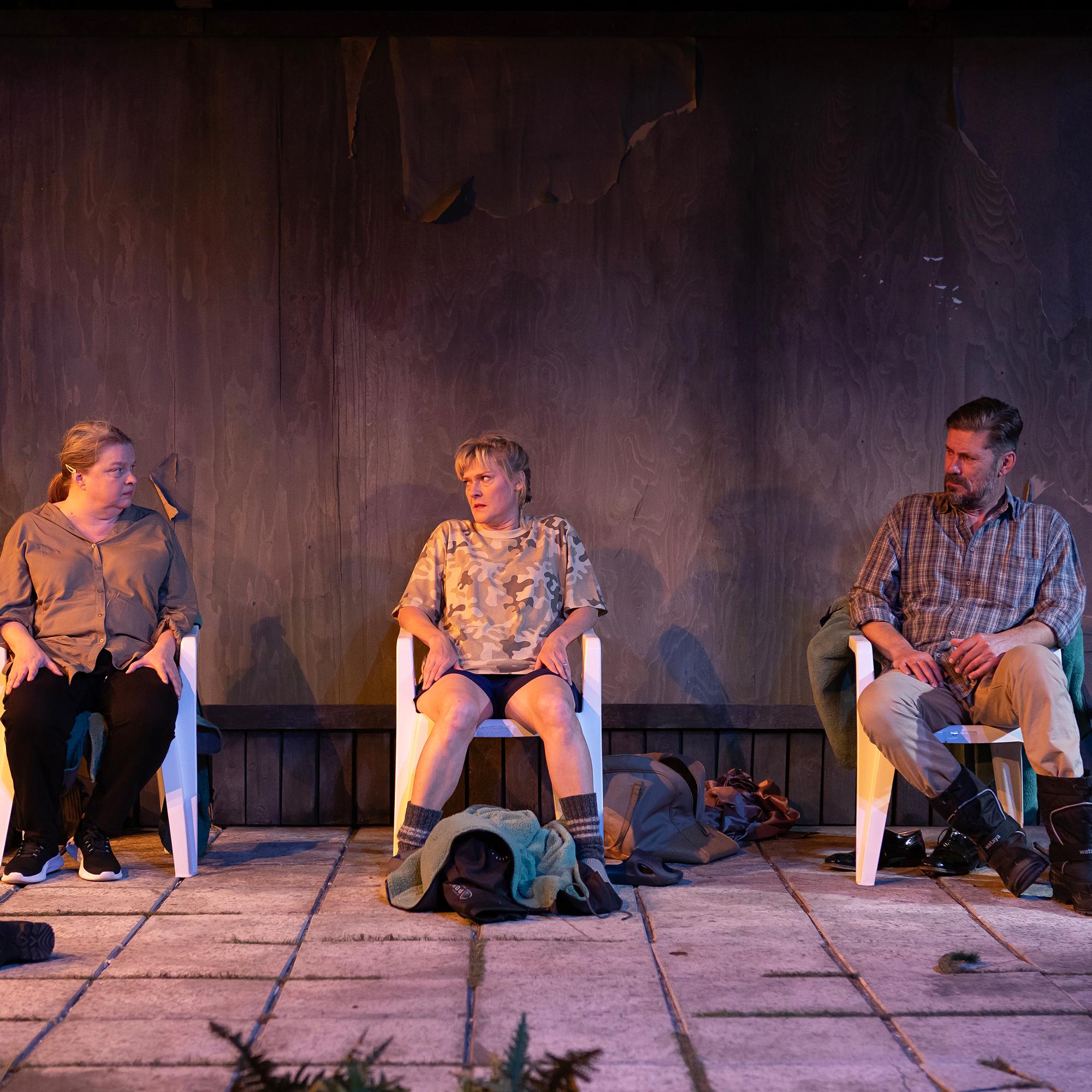 Joitakin keskusteluja merkityksestä – Q-teatterin uutuus elää rivien välissä