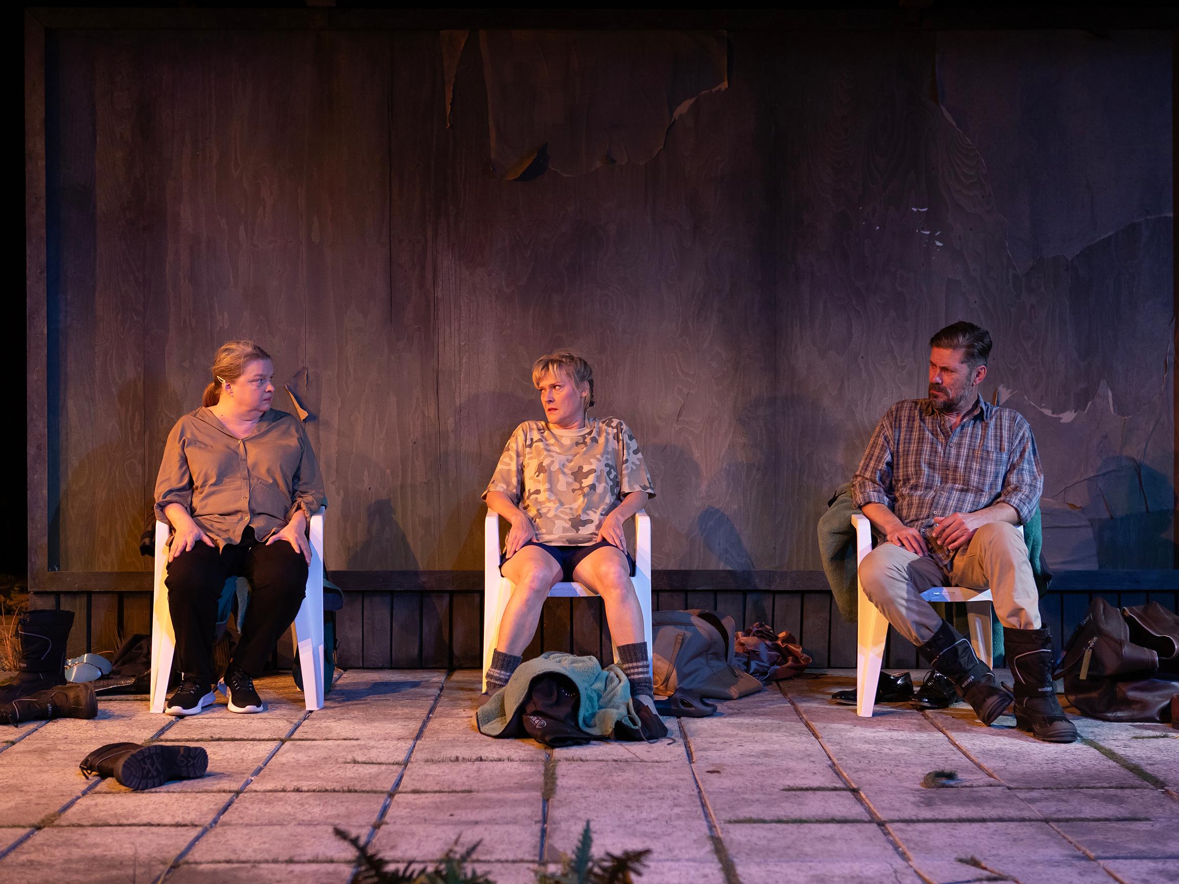 Joitakin keskusteluja merkityksestä – Q-teatterin uutuus elää rivien välissä