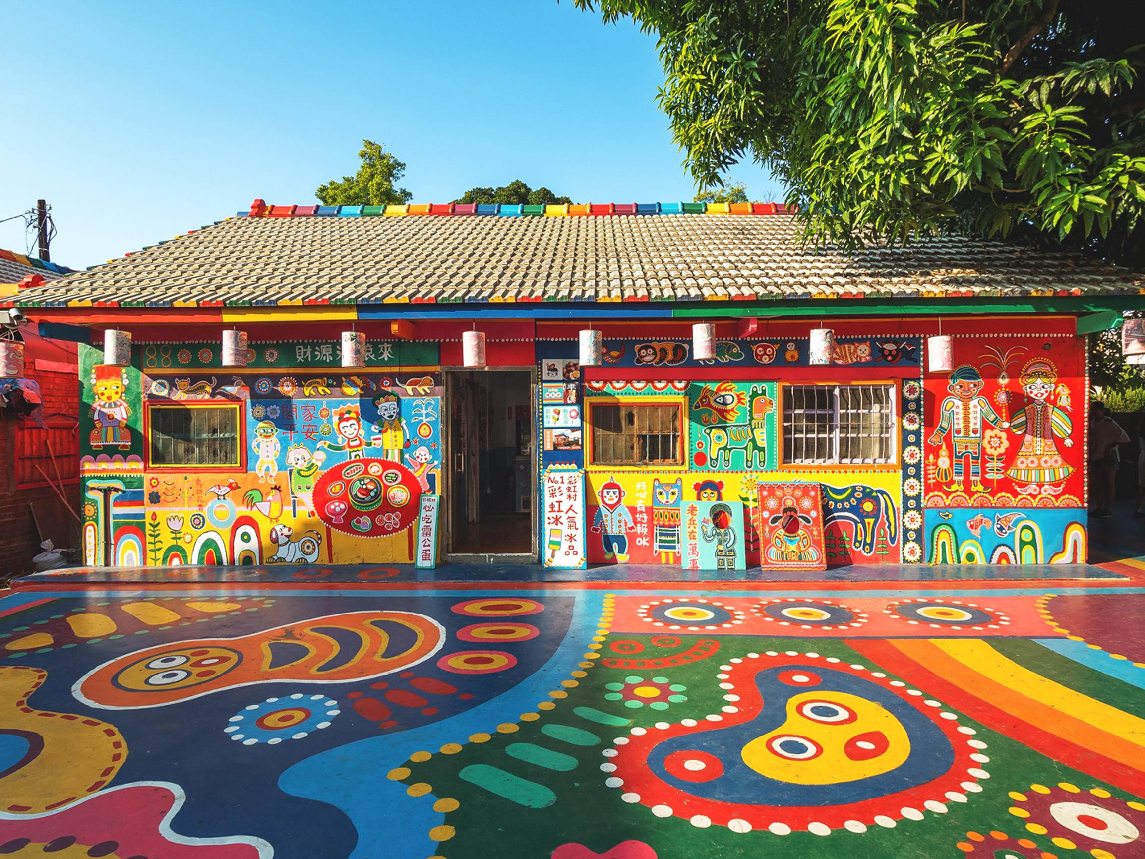 Kuka tuhosi taidekylän, joka oli iäkkään taiteilijan elämäntyö? – Katso upean värikäs video