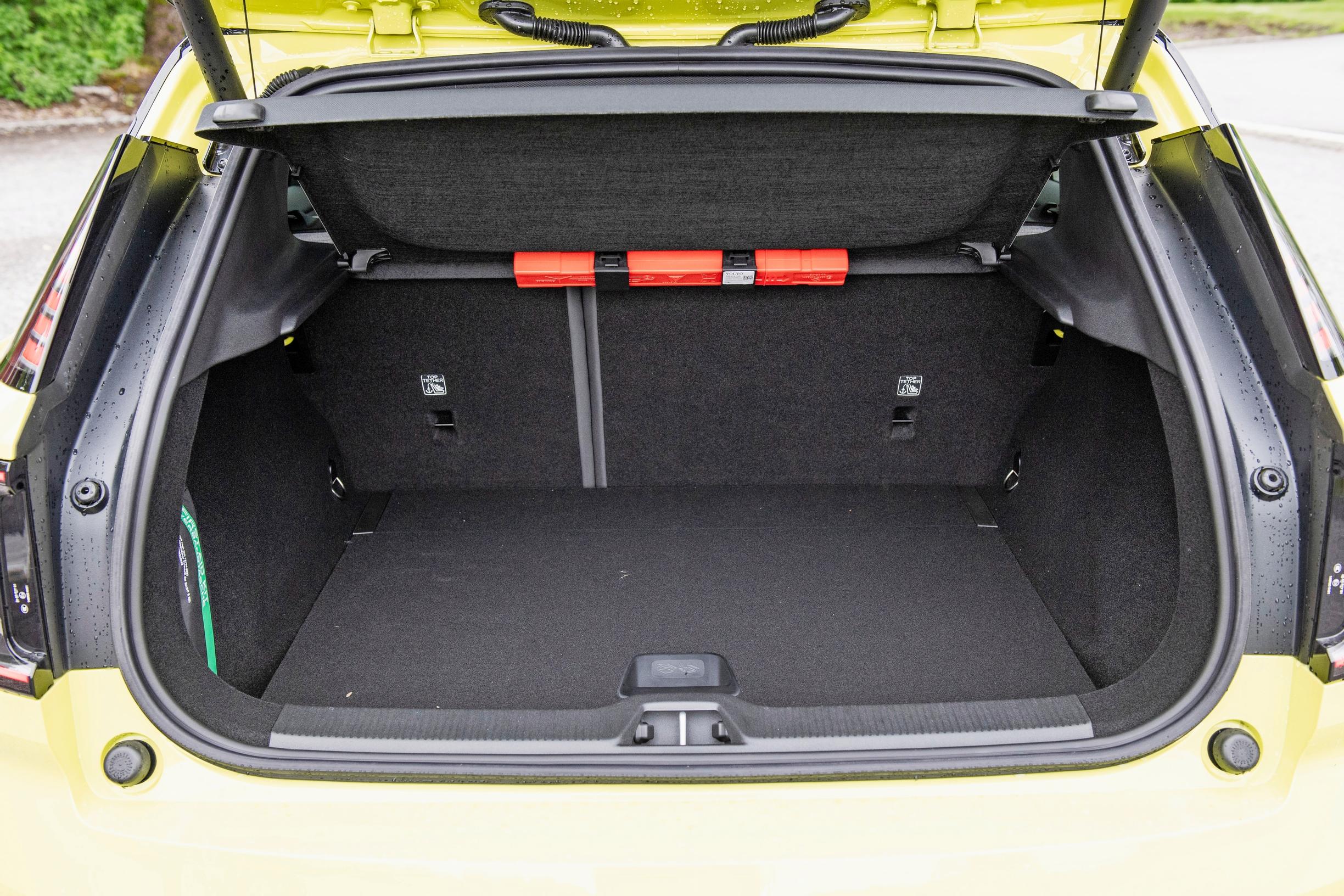 Volvo EX30:n tavaratila on selkeämuotoinen, mutta aika niukka. Keulapellin alla on vähän lisää tilaa.
