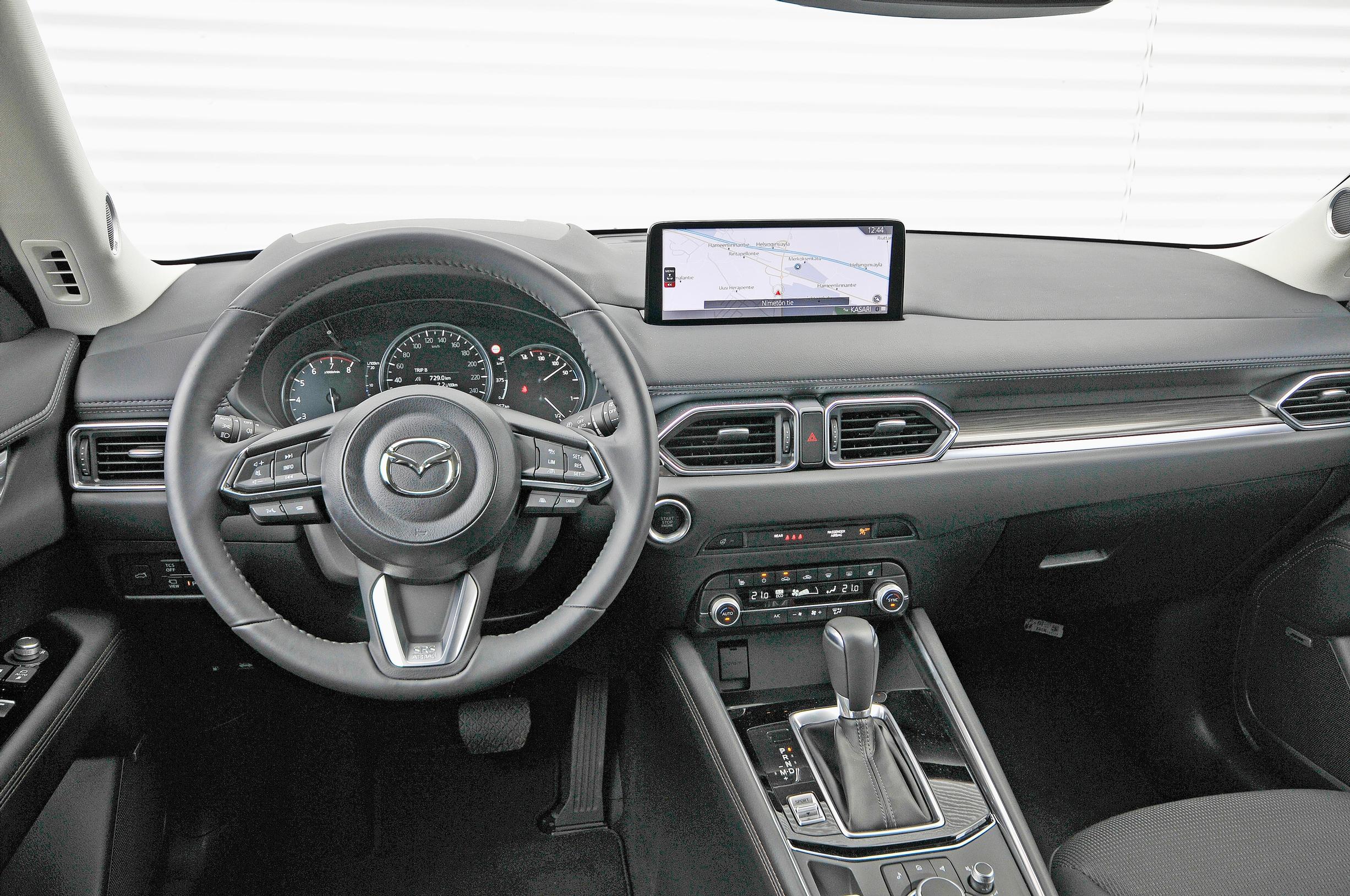 Mazda CX-5:n ohjaamo on selkeäpiirteinen, ja monille toiminnoille on fyysinen painike. Hyvä!