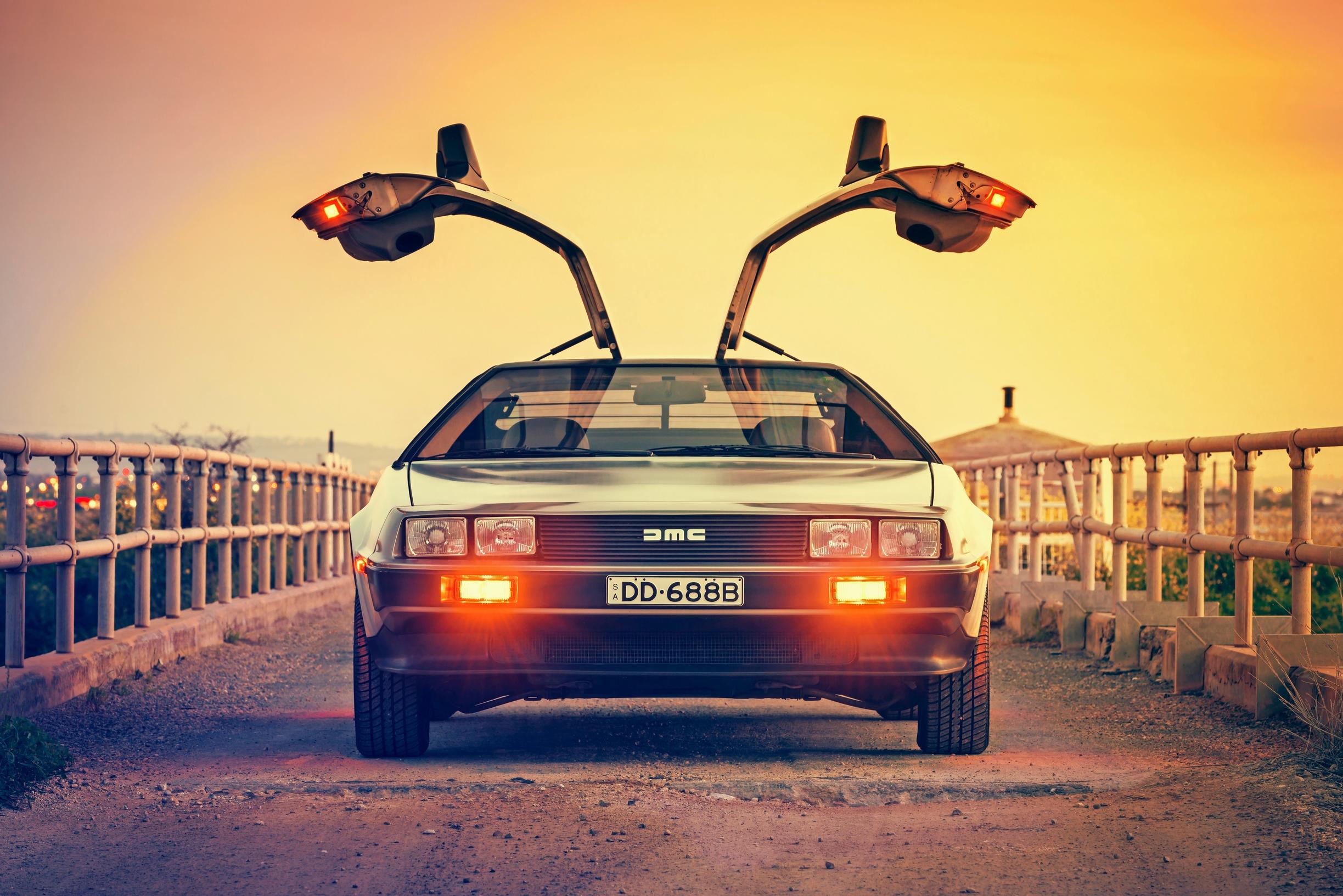 De Lorean. Karismaattinen siipiveikko kulkee V6-moottorin voimin. Veto on tietysti takapyörillä.