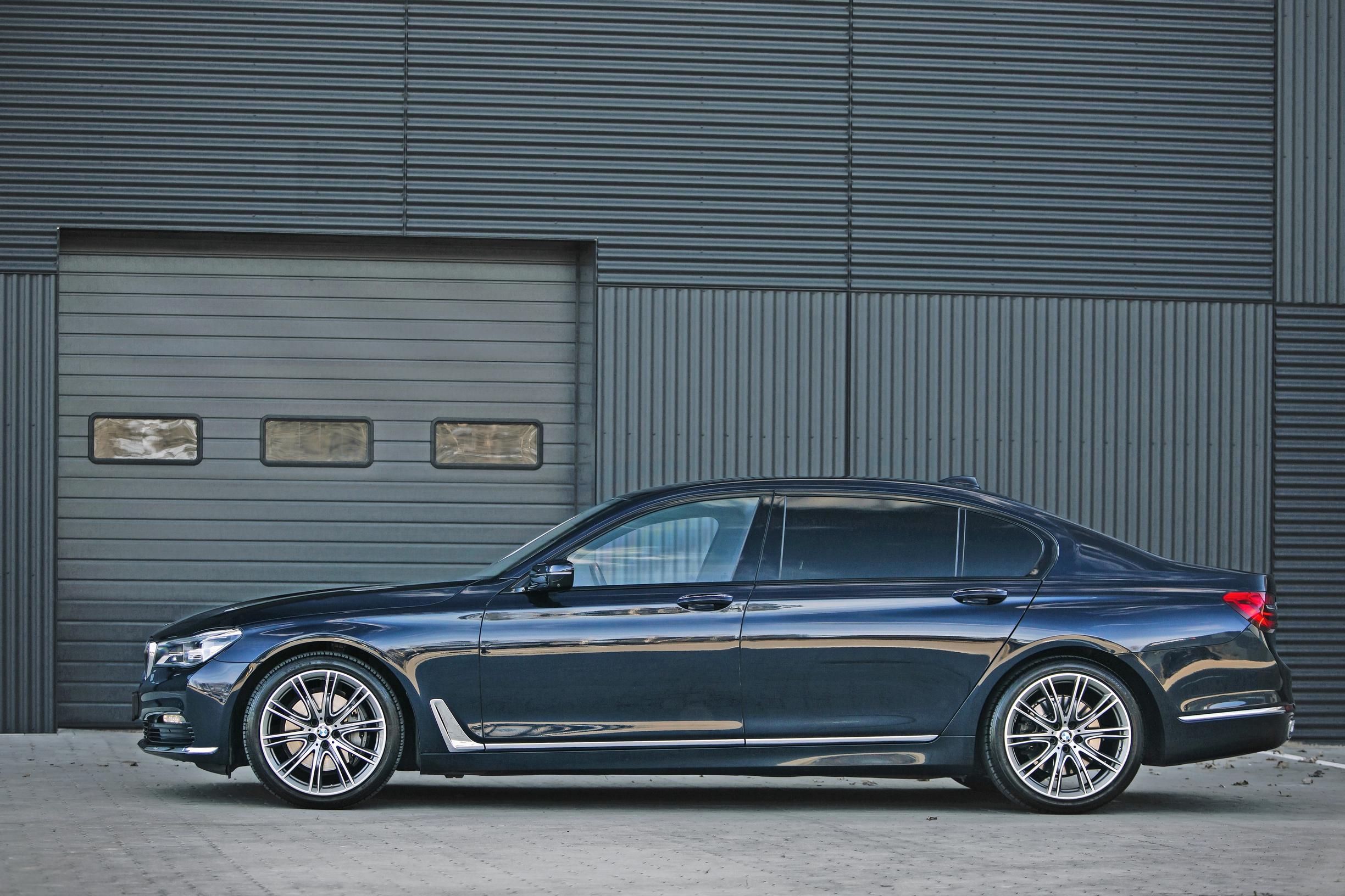 BMW 7-sarja. Jos Ässä-Mersu ei maistu, niin kannattaa kokeilla pitkää Seiskaa.