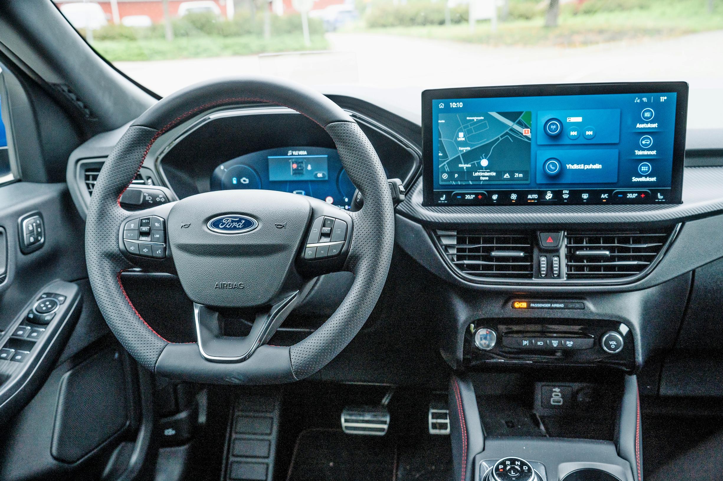 Ford Kugan ratti on täynnä nappuloita, ja lisää toimintoja löytyy keskinäytöltä.