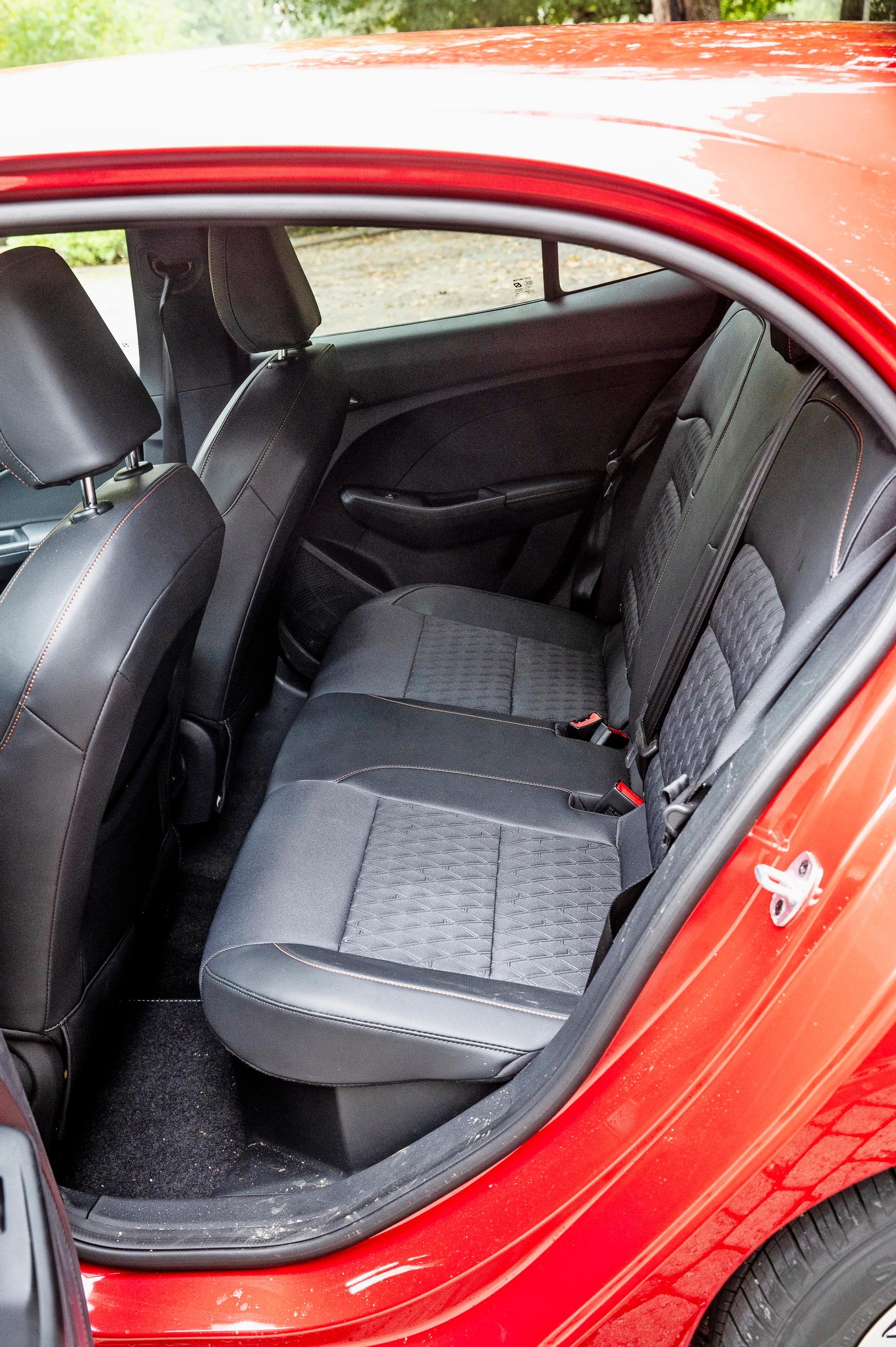 Uusi MG3 Hybrid+ on takapenkkiläiselle auttamattoman ahdas.