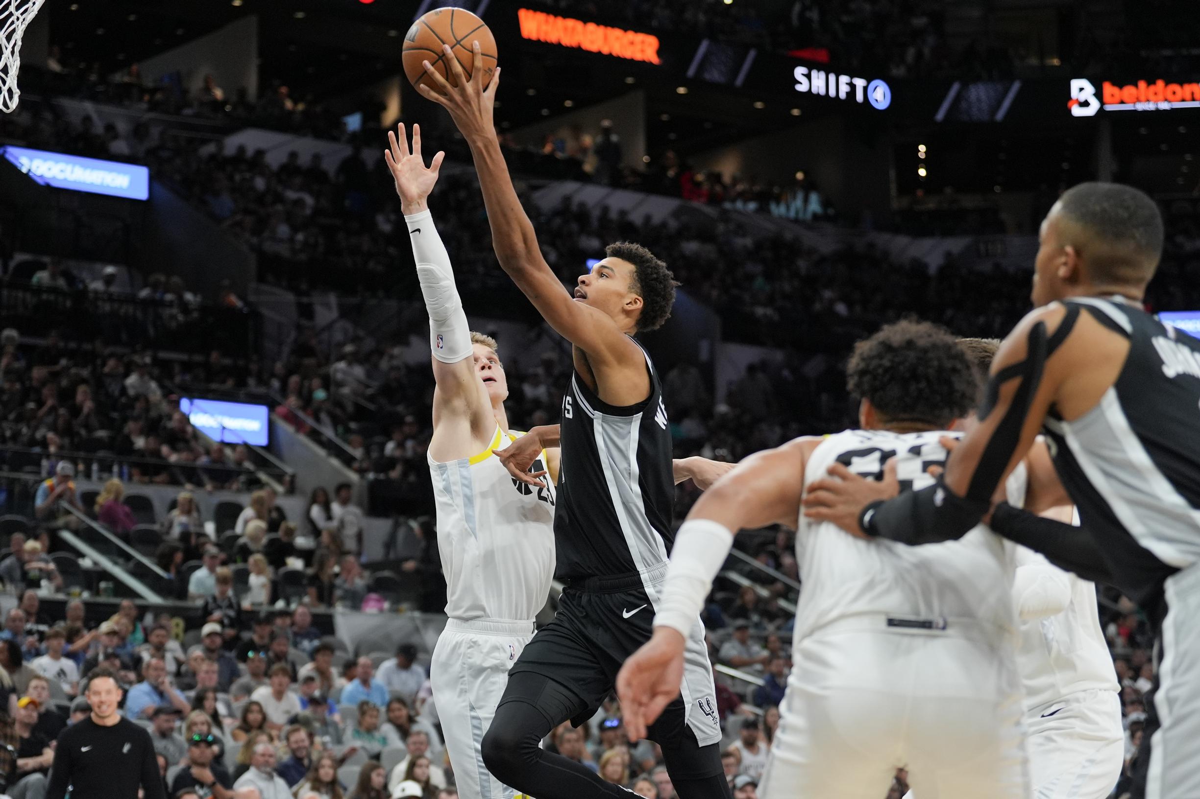 Superlupaus säkenöi, kriisijoukkueen ahdinko syveni – NBA:ssa nähtiin lähes eeppinen joulupäivän ottelukierros, joka oli vasta alkusoittoa loppukaudelle