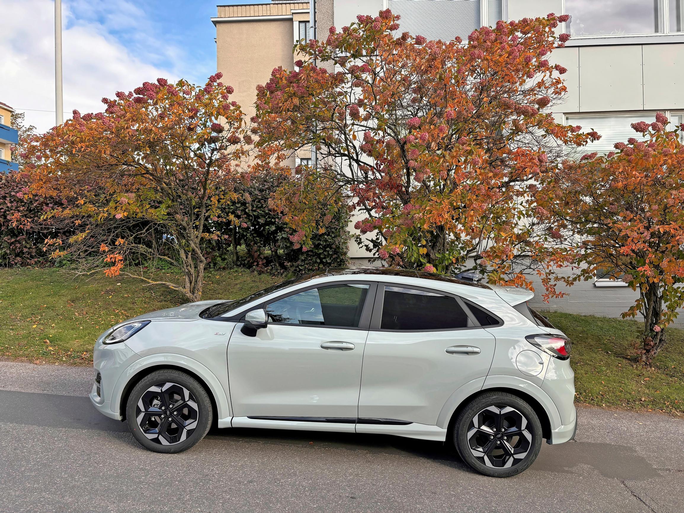 Ford Puma on tyylikäs auto. Mutta ei tämä(kään) SUV ole mikään maasturi; maavaraa on tavanomaiset 163 mm.