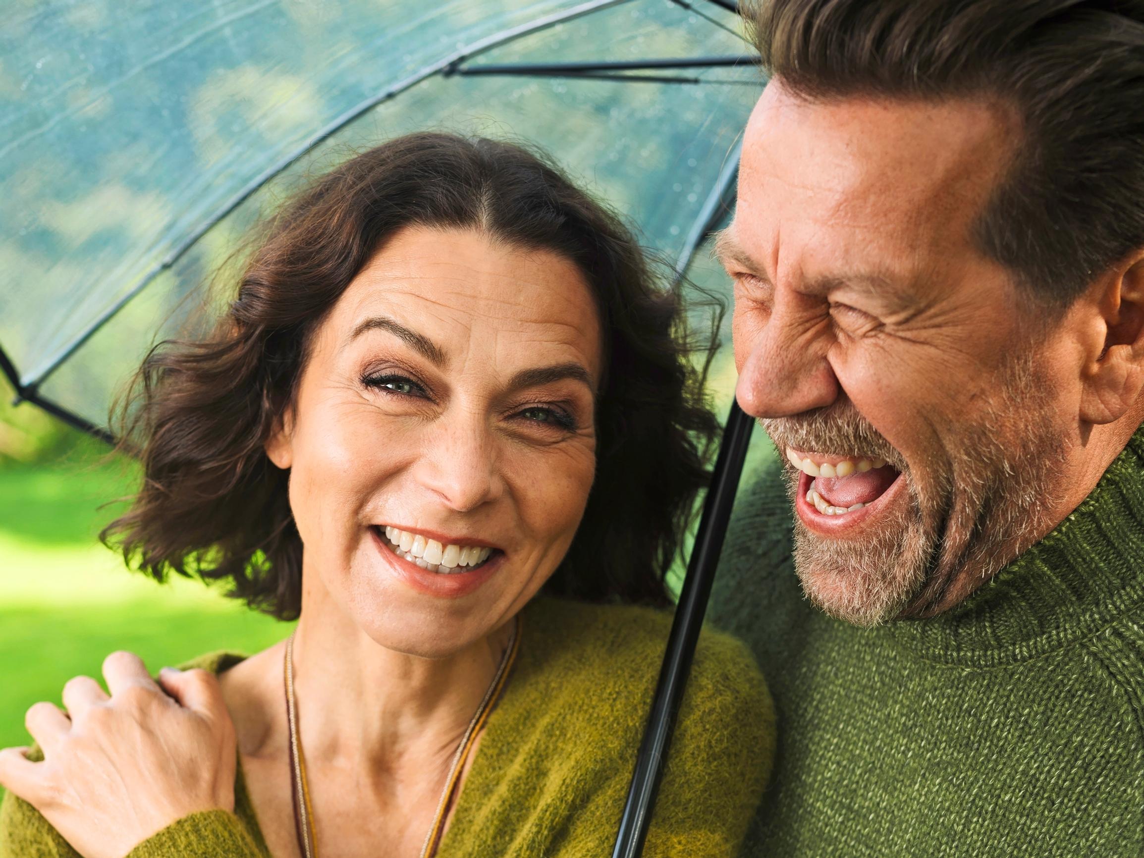 Mikko Kuustonen kärsi joogaretriitillä tuskista, Hanna Brotherus tärisi veneessä kauhusta  – Näin eritahtinen pari harrastaa yhdessä