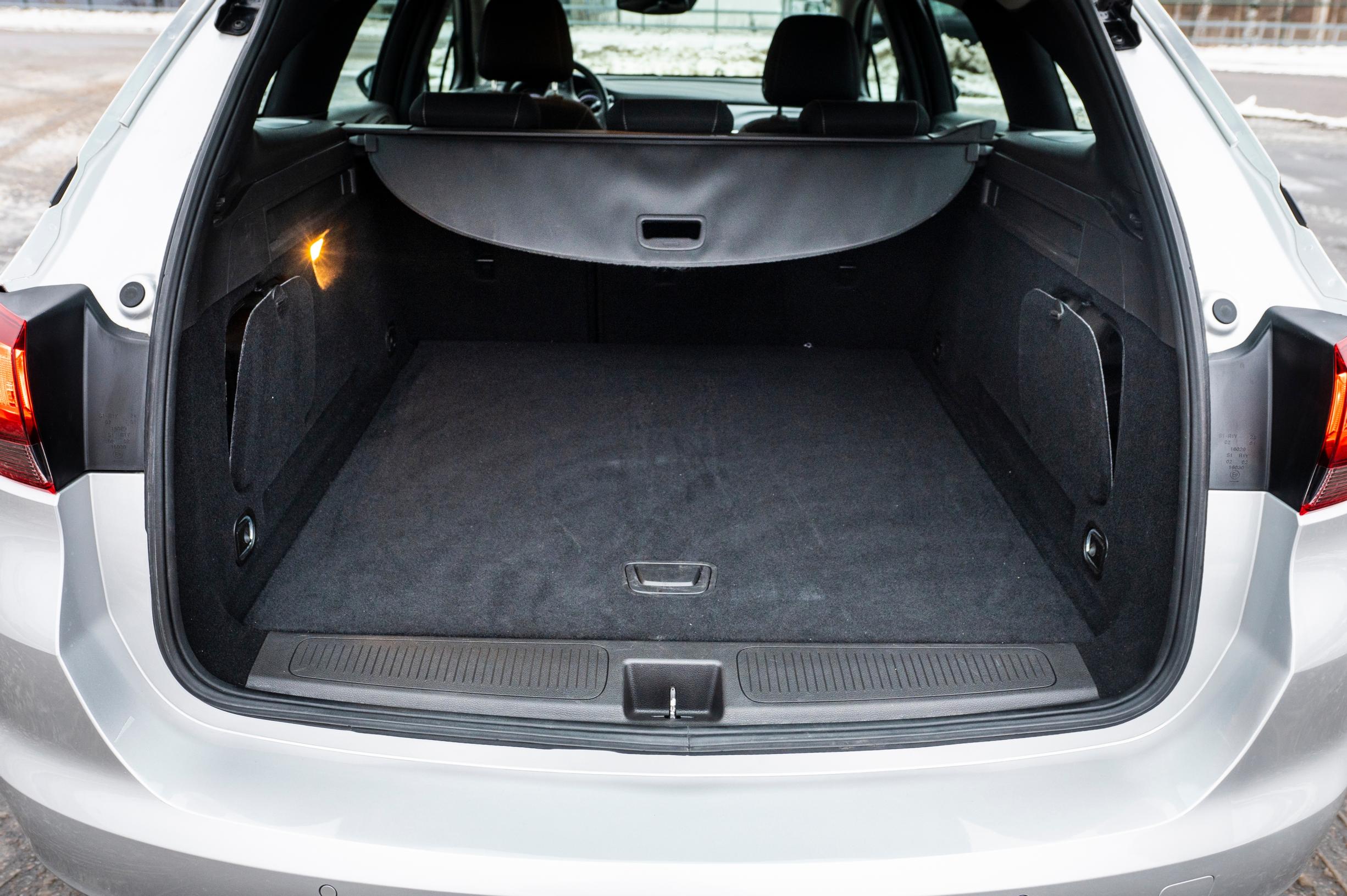 Käytetty Opel Astra Sports Tourer Ultimate 130 Turbo takaluukku