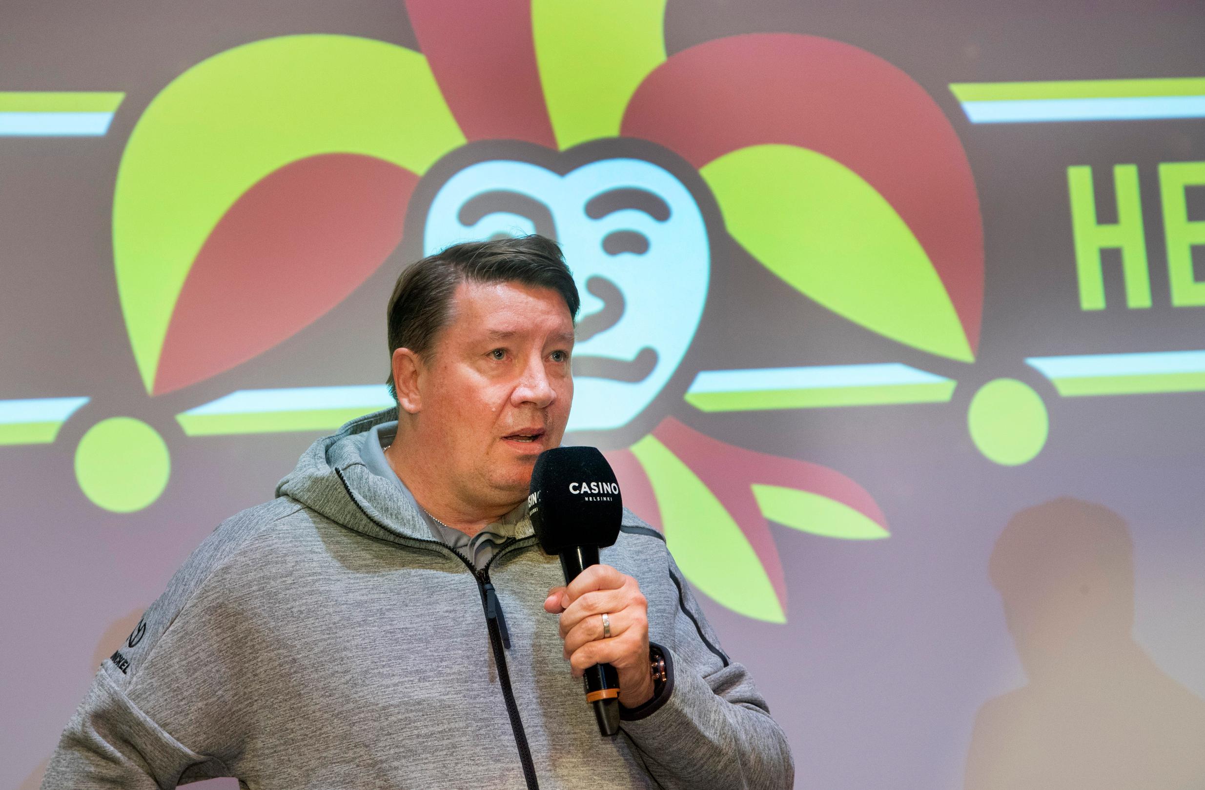 Petteri Sihvosen mielestä Jokereiden kannattajien äly talvehti Jari Kurriin kohdistuneessa mielenilmaisussa: ”Jos yksi ihminen nostetaan tikun nokkaan, sen pitäisi olla Hjallis Harkimo”