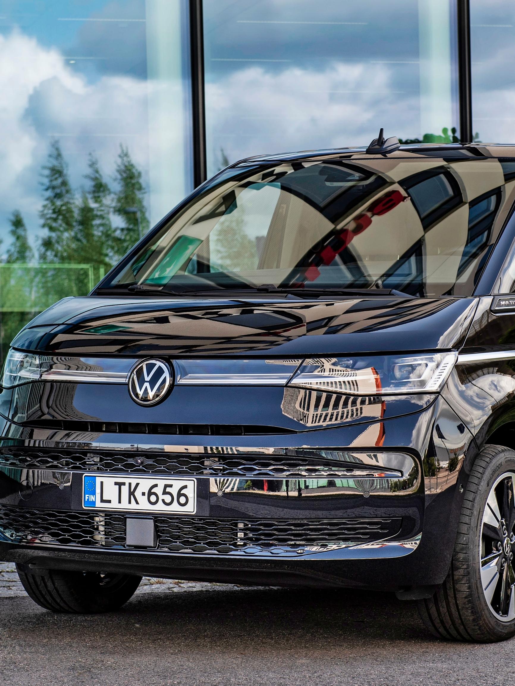 Volkswagen Multivanissa tila on helposti muunneltavissa – Matkustajat saavat kuninkaallista kyytiä