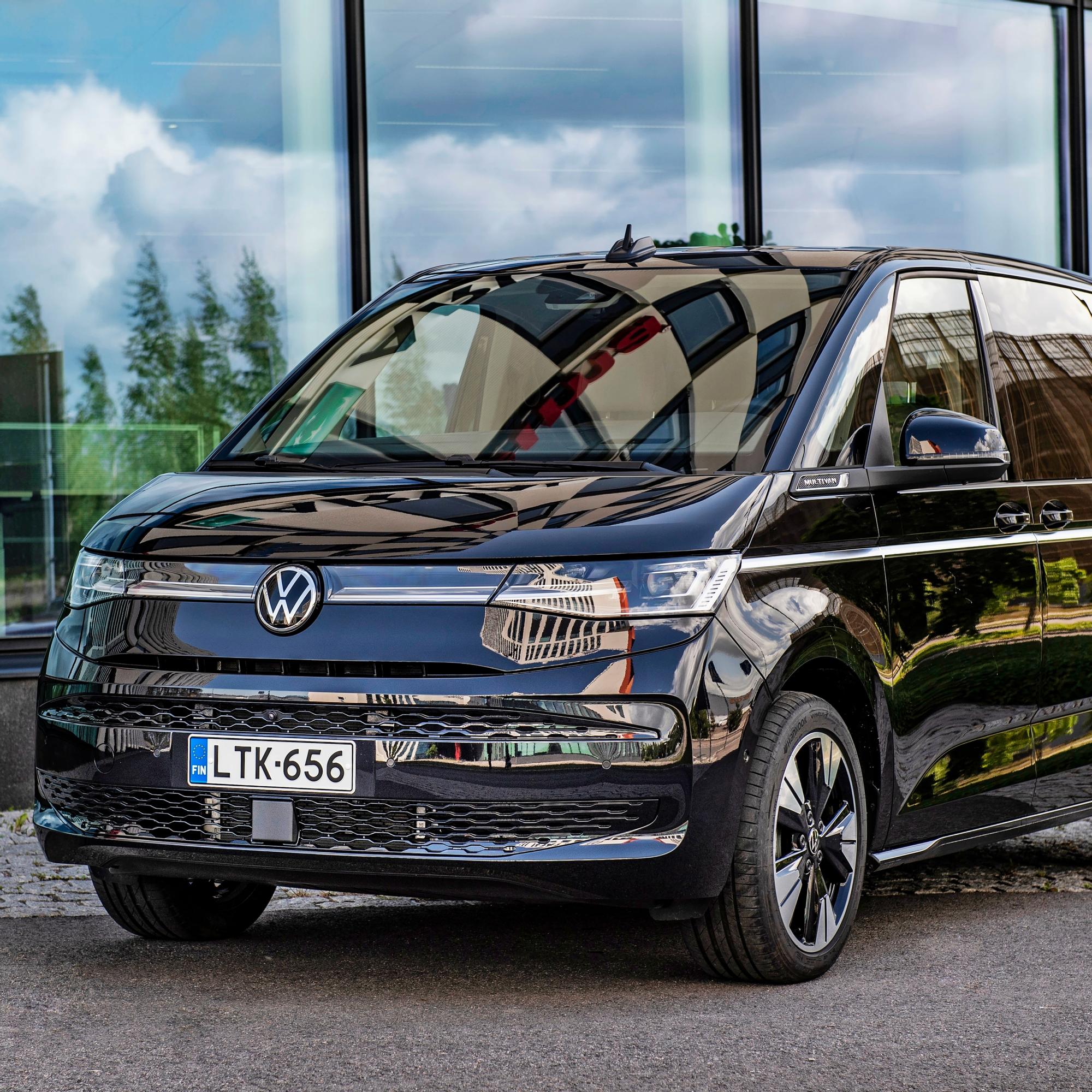 Volkswagen Multivanissa tila on helposti muunneltavissa – Matkustajat saavat kuninkaallista kyytiä